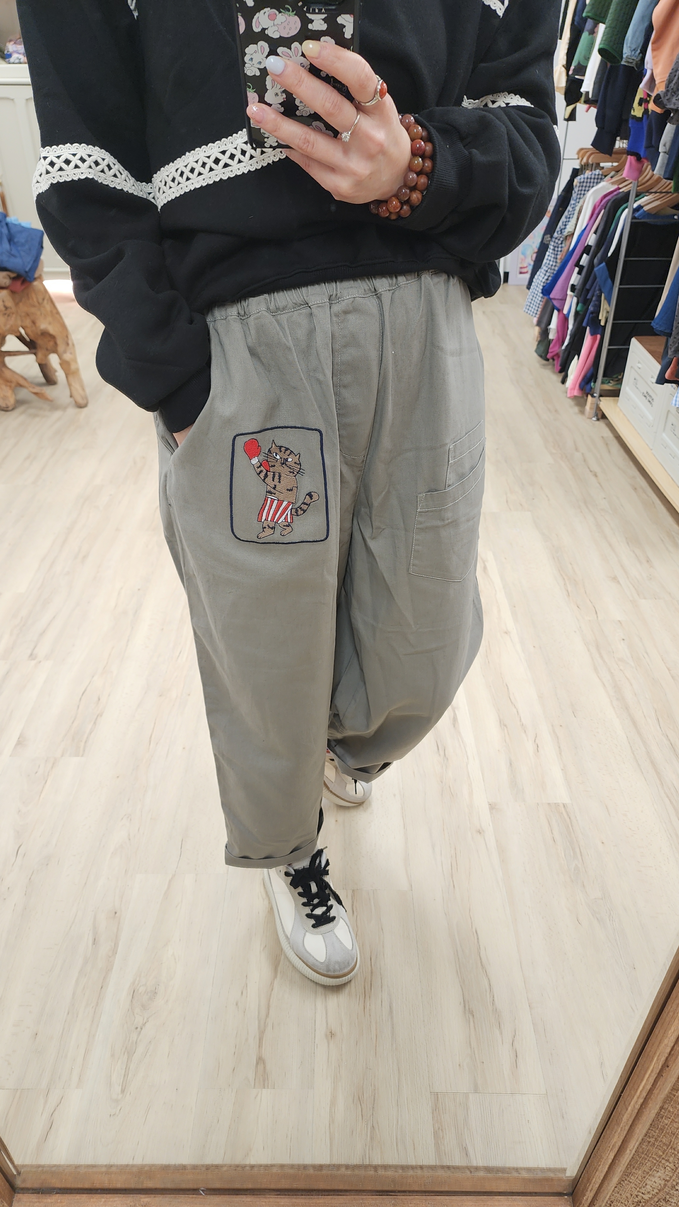 日牌灰拼拳手貓貓刺繡橡筋棉麻褲