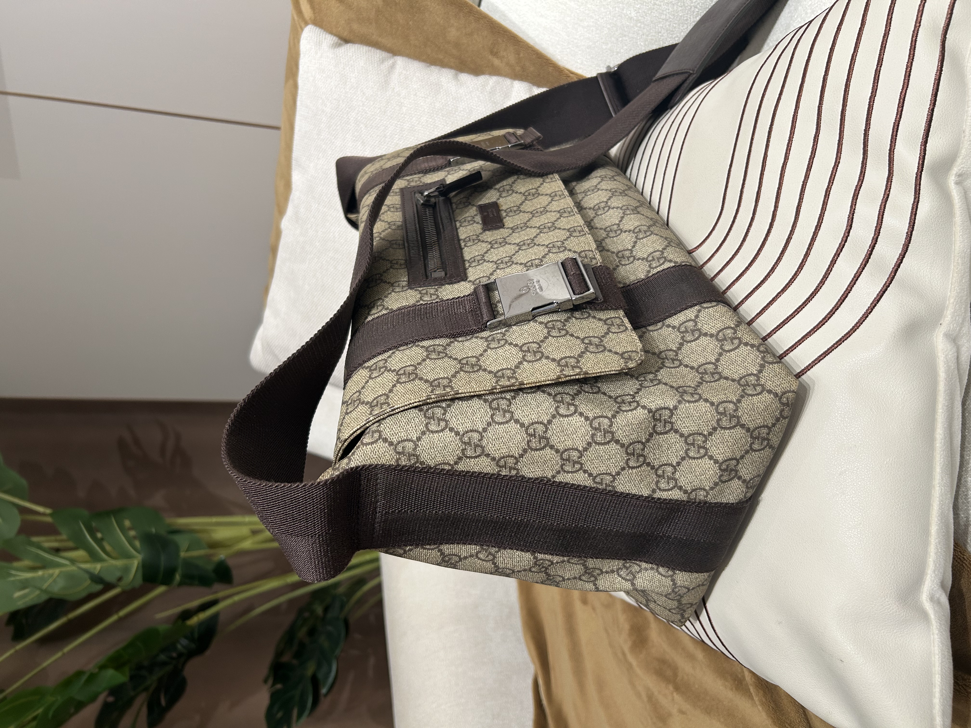Gucci crossbody bag 100%Authentic, 85%New 