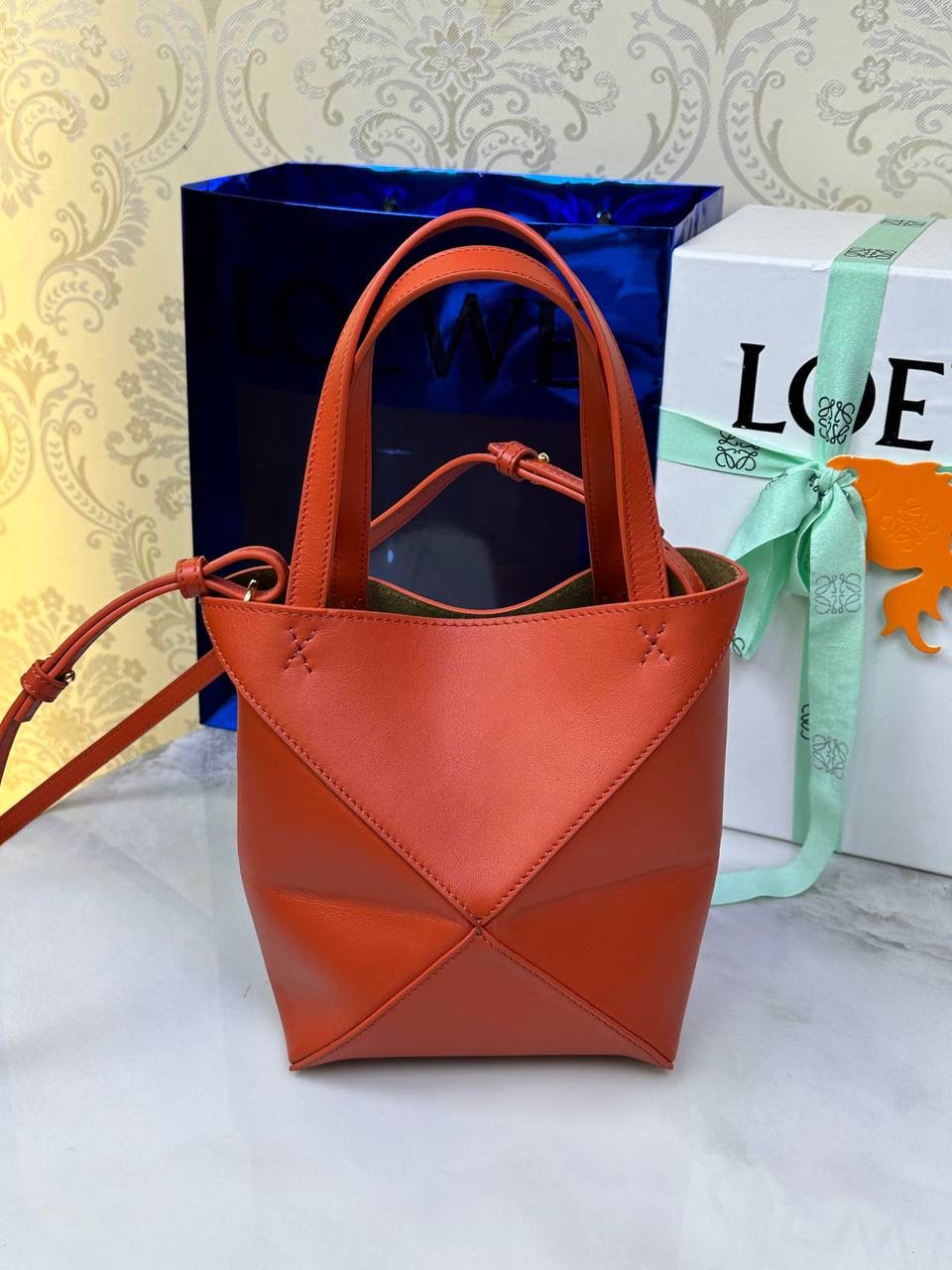 *𝐏𝐮𝐳𝐳𝐥𝐞 𝐅𝐨𝐥𝐝折叠手袋👜* ——全新【𝗡𝗘𝗪】升级‼️ 延续经典𝙋𝙪𝙯𝙯𝙡𝙚的标志性几何裁剪设计，新晋顶流🅰️𝙋𝙪𝙯𝙯𝙡𝙚 𝙁𝙤𝙡𝙚 𝙏𝙤𝙩𝙚以折纸包为灵感，升级成🉑完全折叠‼️的结构，立体与平面任意切换，出差旅行🧳必备单品。小牛皮材质轻且柔软，𝐌𝐢𝐧𝐢尺寸搭配一条可拆卸式肩带，手提，肩背，斜挎多样化背法✨ 尺寸：𝟏𝟔.𝟓-𝟗.𝟓-𝟐𝟎cm 款号：052322