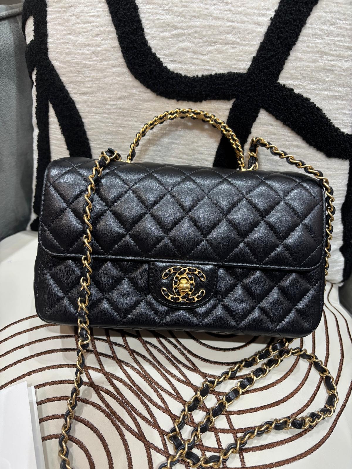 未使用品 Chanel flap bag with handle 黑色牛皮金扣留空手柄 24C，100%Authentic, 99%New unused  ✅收據✅晶片✅Dust bag✅box