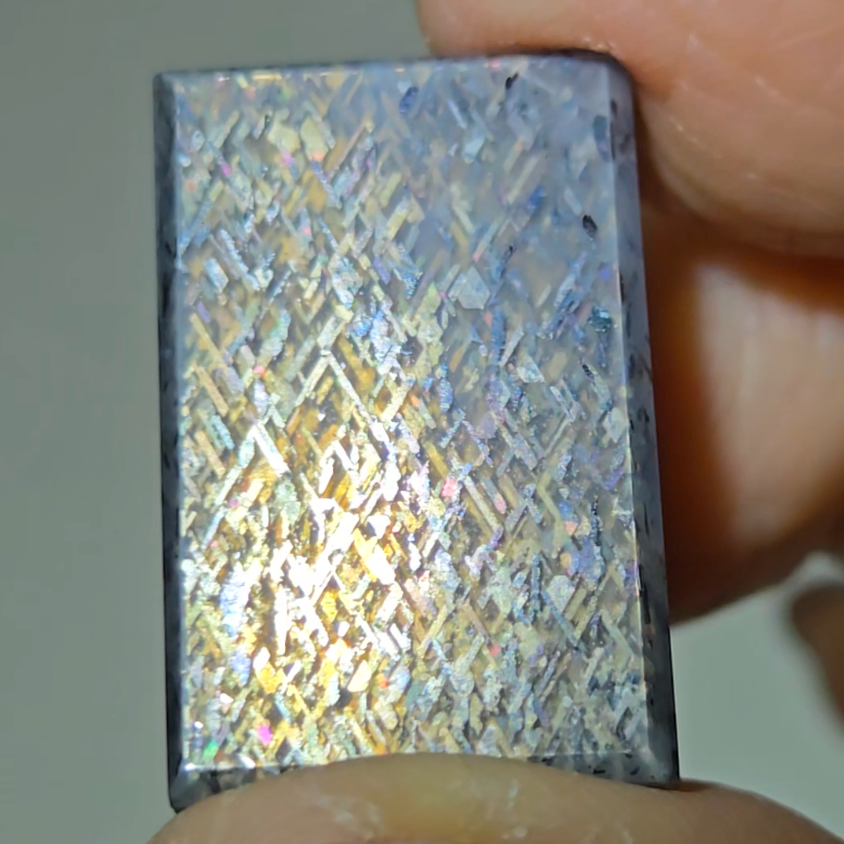 Lattice rainbow sunstone square cabochon - SM139