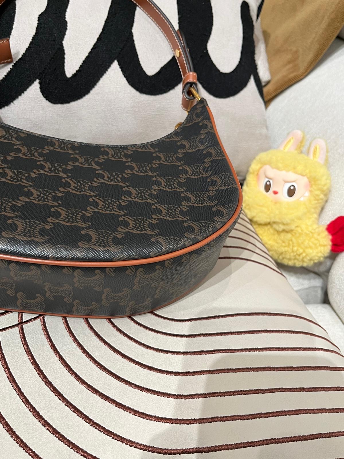 Celine Ava medium hobo 100%Authentic, 95%new