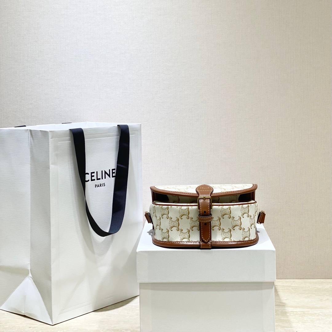 🔥大货实拍图 𝗖𝗘𝗟𝗜𝗡𝗘 ♥ 𝗧𝗥𝗜𝗢𝗠𝗣𝗛𝗘 𝗖𝗔𝗡𝗩𝗔𝗦 𝗙𝗢𝗟𝗖𝗢 马鞍包在IT Bag的世界里总是占着一席之地，经典百搭 经得起时间的推敲，被喻为行走的气质神器 ，FOLCO流畅圆润的包身线条和凯旋门老花设计搭配老式旅行箱开口扣，让人轻松get俏皮复古摩登的画报女郎。 型号：191502 尺寸：18*17*6.5cm