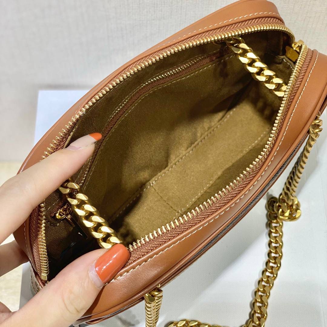 🔥大货实拍图 𝗖𝗘𝗟𝗜𝗡𝗘♥𝗖𝗔𝗡𝗩𝗔𝗦 𝗣𝗔𝗧𝗔𝗣𝗔𝗡𝗦 型号：196252 尺寸：20.5*15*4.5cm 不得不承认最近的Celine的老花系列有点Old Celine的味道，虽然不是皮的面料，但是很耐用，挎在腋下复古又文艺～目测会成为新一季爆款 🥳