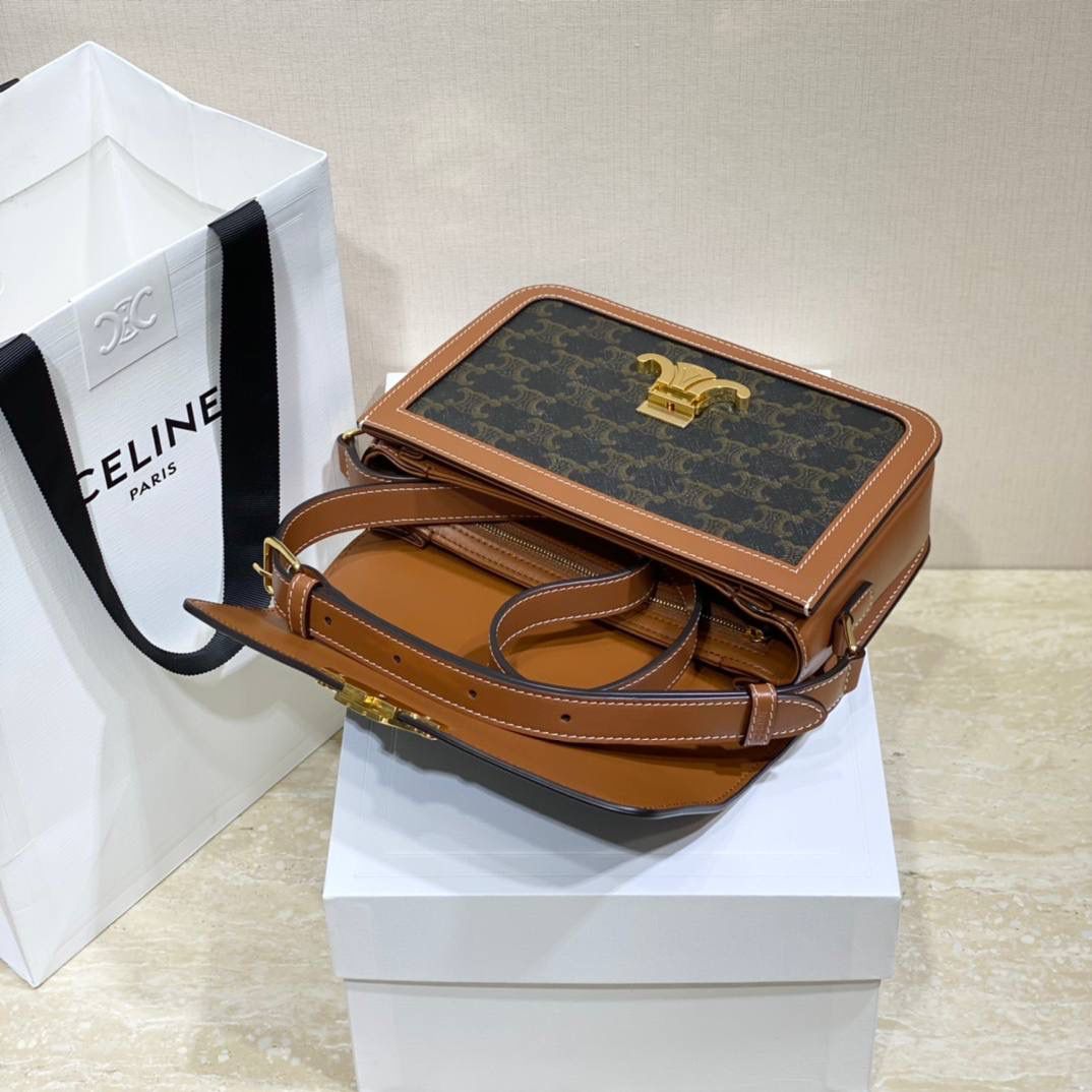 🔥大货实拍图 𝗖𝗘𝗟𝗜𝗡𝗘 ♥ 𝗧𝗥𝗜𝗢𝗠𝗣𝗛𝗘 𝗕𝗢𝗫中号 在原来的锁扣上加了CELINE首字母凯旋门扣，完完整整的巴黎血液注入啊！将复古元素与品牌一向拿手的利落线条相结合，气质 高贵！ 型号：191242 小号尺寸：22.5*16.5*7.5cm