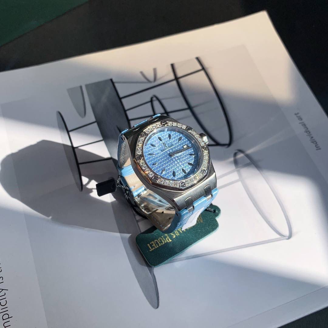 全网女神看过来😍😍这款爱彼女表才是最具有性价比的… 爱彼皇家橡树系列型号67601石英腕表，皇家橡树系列独有的八角形外观还拥有爱彼独特的设计风格也将女士优雅风格融入其中，深受女明星们的爱戴，表带澳洲湾鳄鱼皮，即使只有33毫米的小尺寸，也将爱彼独有的纯净美感与刚毅线条展现的淋漓尽致，而镶满钻石的表圈也为佩戴的女士增添了更多的柔美。（32颗明亮式切割美钻，总重约0.65克拉）巴蒂镶嵌一枚半透明凸面蓝宝石，搭载瑞士进口石英机芯，拥有实用的日历显示功能，女士们佩戴起来不会显得沉重 ，配专柜最新全套包装发货！这种货一般数量不是很多哦