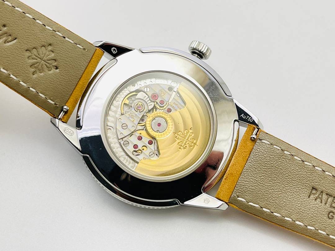 市场最高版本 百达.翡丽Calatrava系列Ref.5226G-001腕表！ 1⃣️表壳：百达Calatrava系列表款便因其圆润流畅的表壳形状享有盛名。百达.翡丽以这一特点为墓础重新设计该表款，在表壳侧缘雕饰巴黎钉纹。 2⃣️设计师还开发出一种特殊表壳结构，令表耳与表壳底盖融为一体，从而使巴黎钉纹全面覆盖表壳侧边。 3⃣️根据原装开模，壳套设计贴合原装！ 4⃣️字面：炭灰色表盘流露复古韵味，边缘呈黑色渐变效果，其微妙粒纹令人联想起古董相机外壳。 5⃣️表盘搭配覆米色荧光涂层的白金立体字块，以及低调内敛的"轨道式"秒钟刻度。 6⃣️白金针筒型时针及分针覆米色荧光涂层。3字位位置设有日期视窗，采用米色字块！ 7⃣️搭配黑色背景机芯：采用进口9015为基础机芯并加以改装升级！机芯夹板桥经倒角，边缘作细意打磨，大小夹板饰以鱼鳞纹、日内瓦波纹，夹板表面有包金雕刻，螺丝凹槽经打磨和倒角，所有细节尽善尽美，同时印有百达翡丽经典双P印记！ 8⃣️表带：全新Ref.5226G-001 表款有两款可互换表带，一款为米色绒面小牛皮，另一款为黑色小牛皮，饰有压花纹理图案和米色缝线。两款表带均搭配白金针扣，同时配备快拆生耳，让更换表带操作更加便捷！