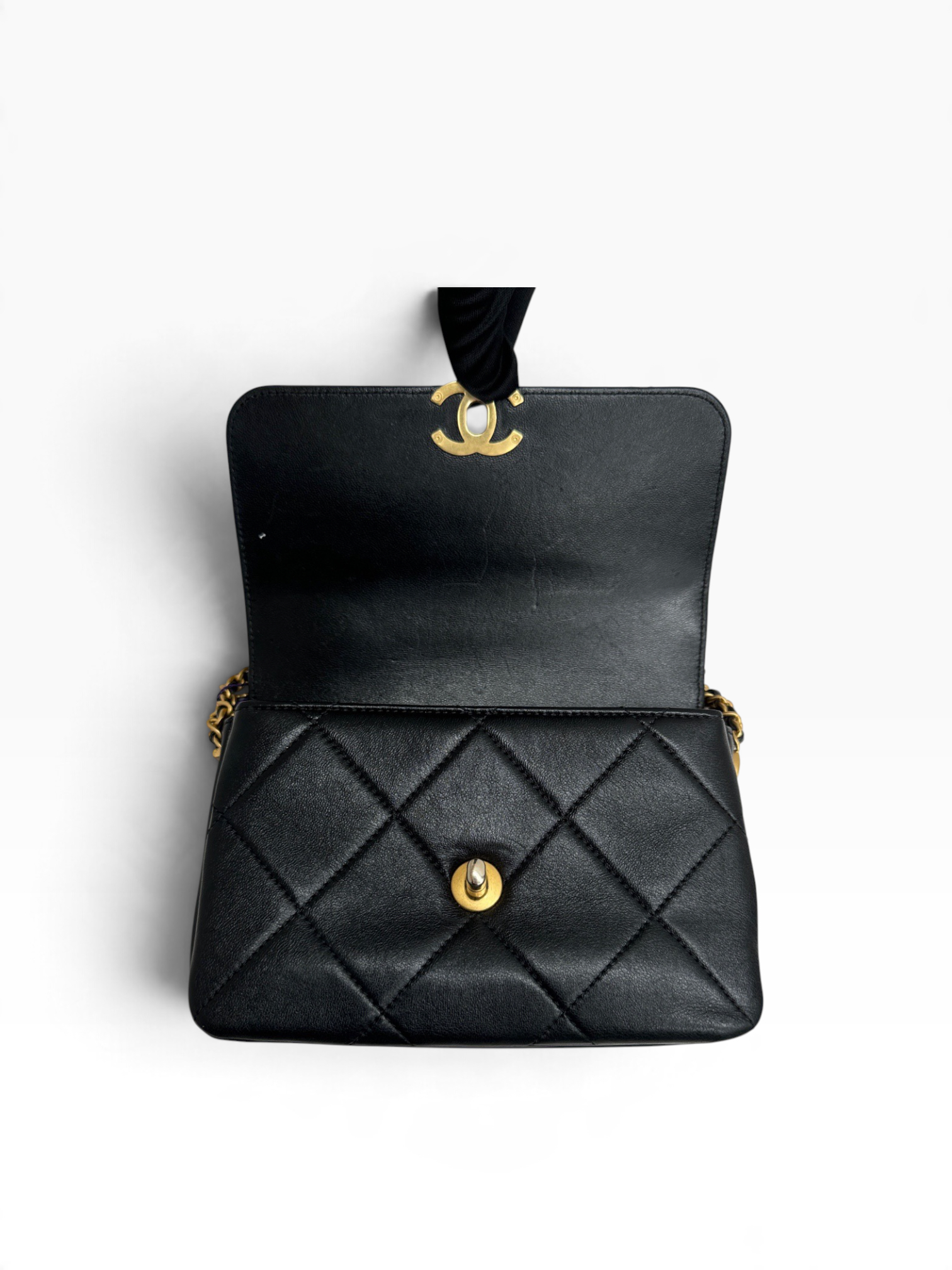 Pre owned chanel 24S Y101
