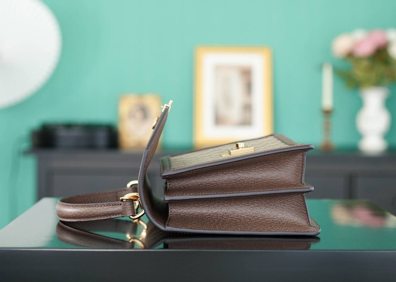 🥯GG Ophidia系列织带小号手提包 斜挎手提25cm 正品售价¥21.000 双G LOGO中间搭配红绿织带经典复古特色 独特的设计手柄+长肩带设计 风琴设计让整个包更有味道更好看 入手不悔系列~ 官方款号 651055 尺寸：25x17.5x7cm