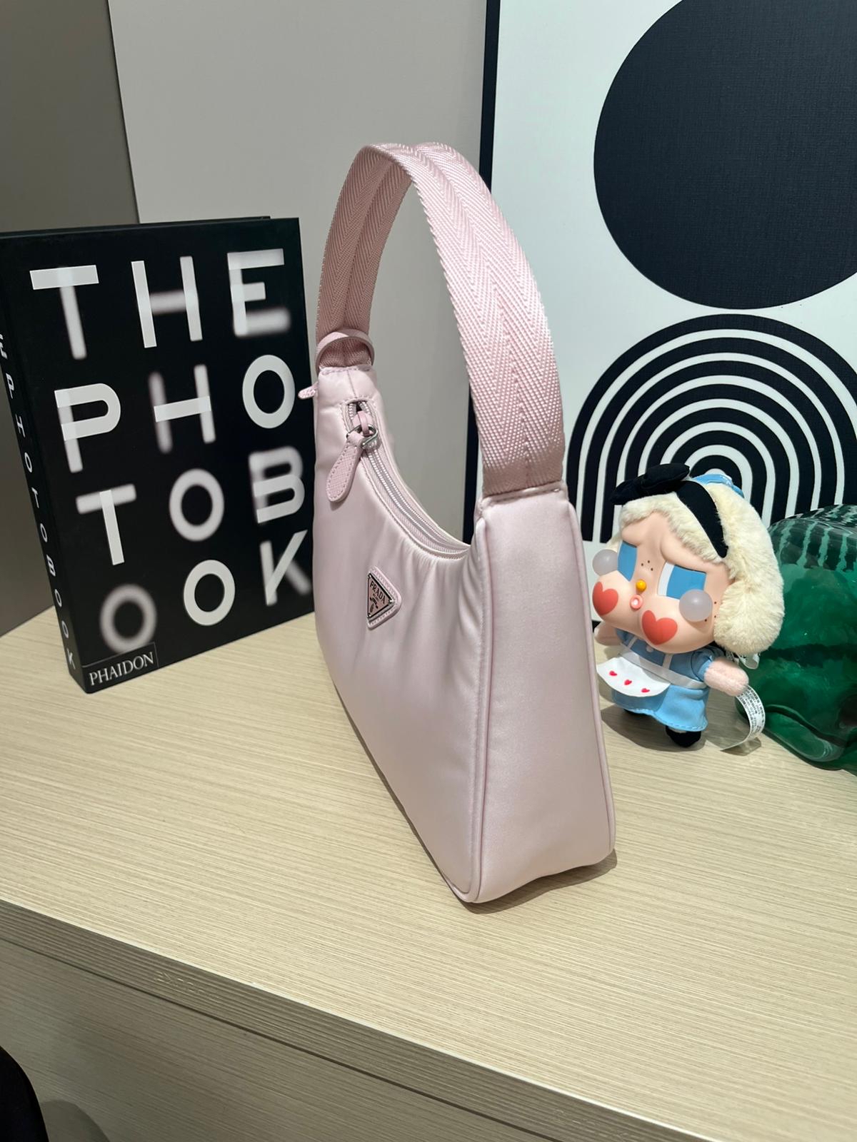 全新 Prada re-edition 2005 hobo 粉紅nylon 100%Authentic, 全新Brand New ✅NFC✅Dust bag