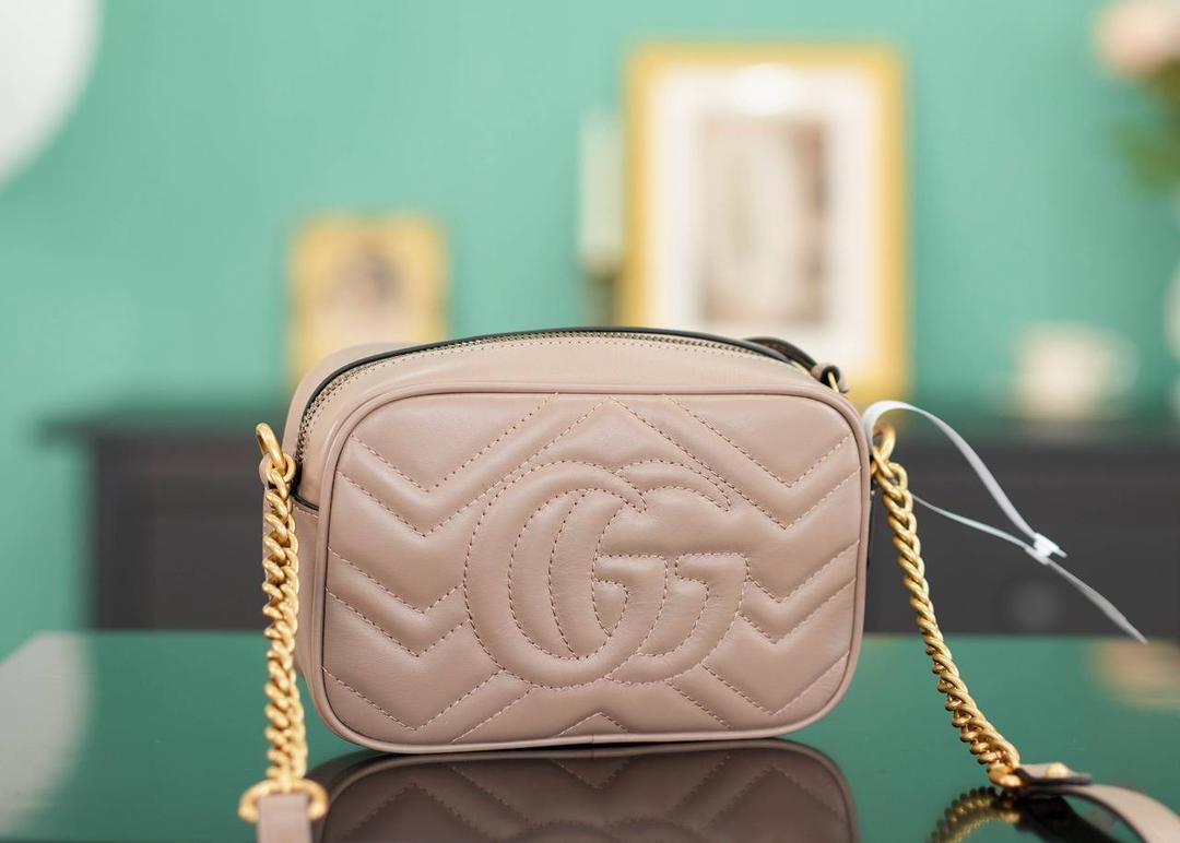 👜🔥Marmont系列绗缝迷你相机包 奶茶色 18cm （原厂皮 全铜五金） 正品售价¥12.000 独家原厂皮发售 限量级别 奶茶色超好看 经典百搭不挑人 自重很轻 链条搭配皮革的肩带不怕溜肩 毫不夸张说 绝对是日常用出场率最高的包 官方款号 448065 尺寸迷你：18x12x6cm 小号：24x13x7cm