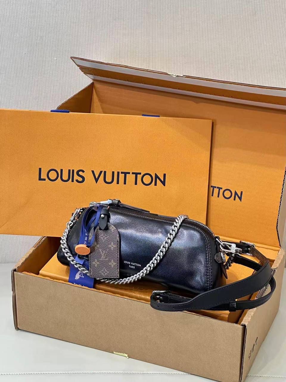 今天来跟大家聊一个最近真的很🔥的包包——LV Pochette Vibe 🖤✨ 对～它是 2025 新款，现在懂的人才在找 😎 这款来自 LV Vibe 系列，包身是那种亮亮的羊皮革，一看就很有质感～加上 Monogram 行李挂牌标签，直接把 LV 以前做旅行箱的经典味道拉回来，复古中又带一点酷，真的很可以 🖤