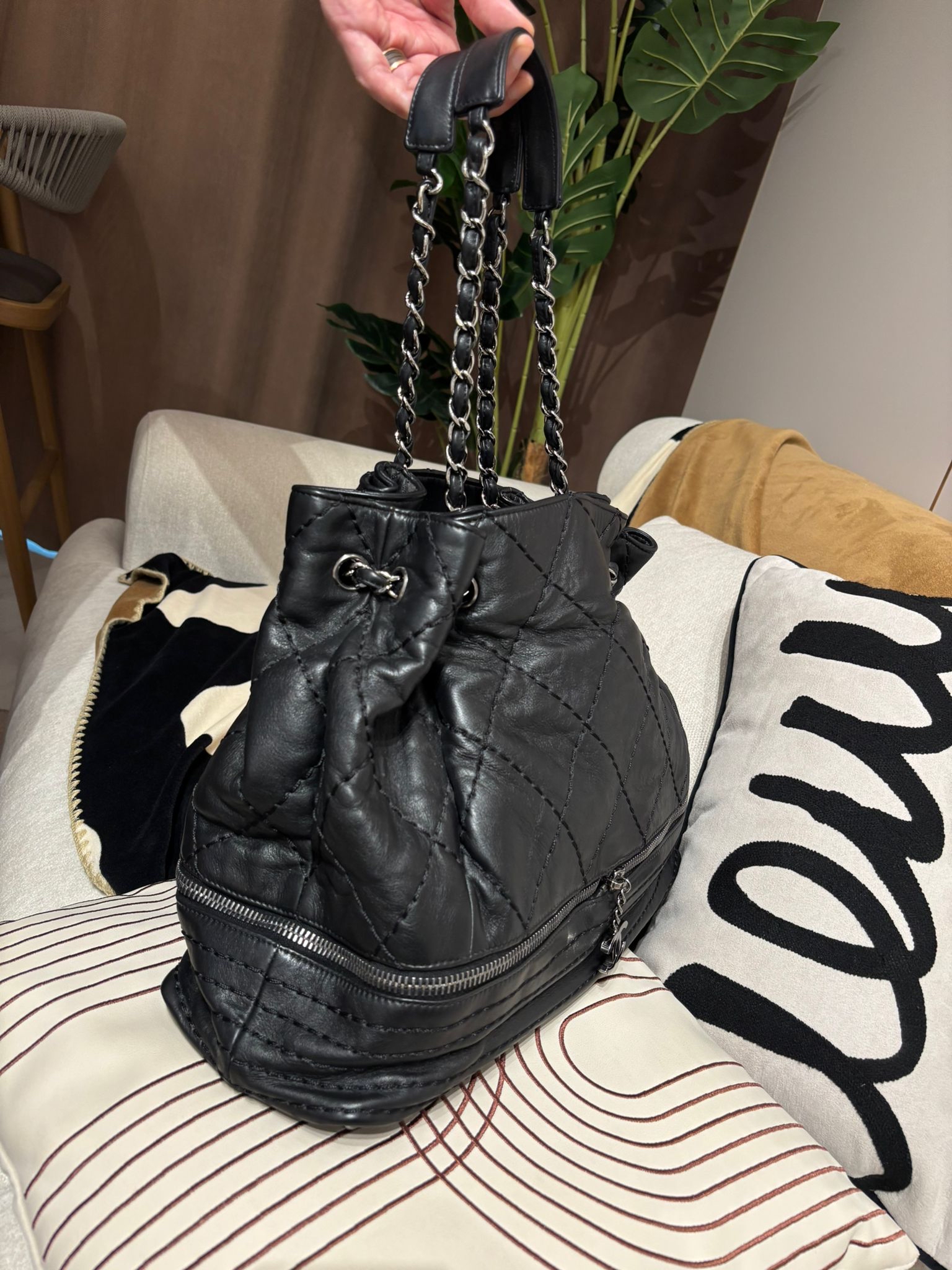 Chanel Shoulder Bag 黑色牛皮銀扣100%Authentic, 98%New ✅11Card ✅Dust bag