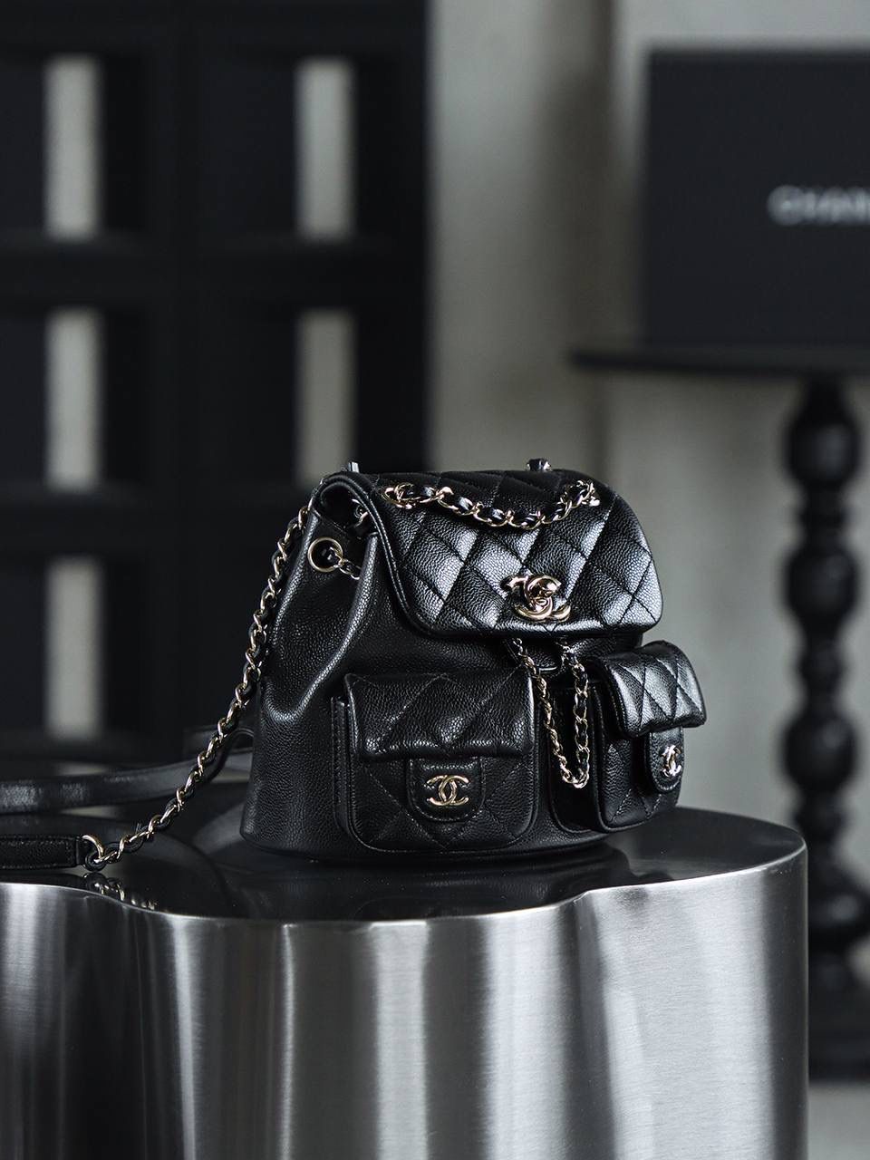 24A青蛙包duma小號雙肩包鑒定版👜 一包一碼 支持全球鑒定查驗身份證原廠專G Haas皮料過關清單資料可査詢 duma作為小香中的熱門款，從中古款到現在每一季都做了改動，23P duma大火後，24A返場，又是熟悉的荔枝紋牛皮，但24A的荔枝紋表面的紋路更平一些，光澤度也更强了！ 五金：厚镀14k浅金扣 皮料：Hass中小球牛皮 尺寸小号：16.5*17.5*10cm 中号：20*22.5*11.5cm