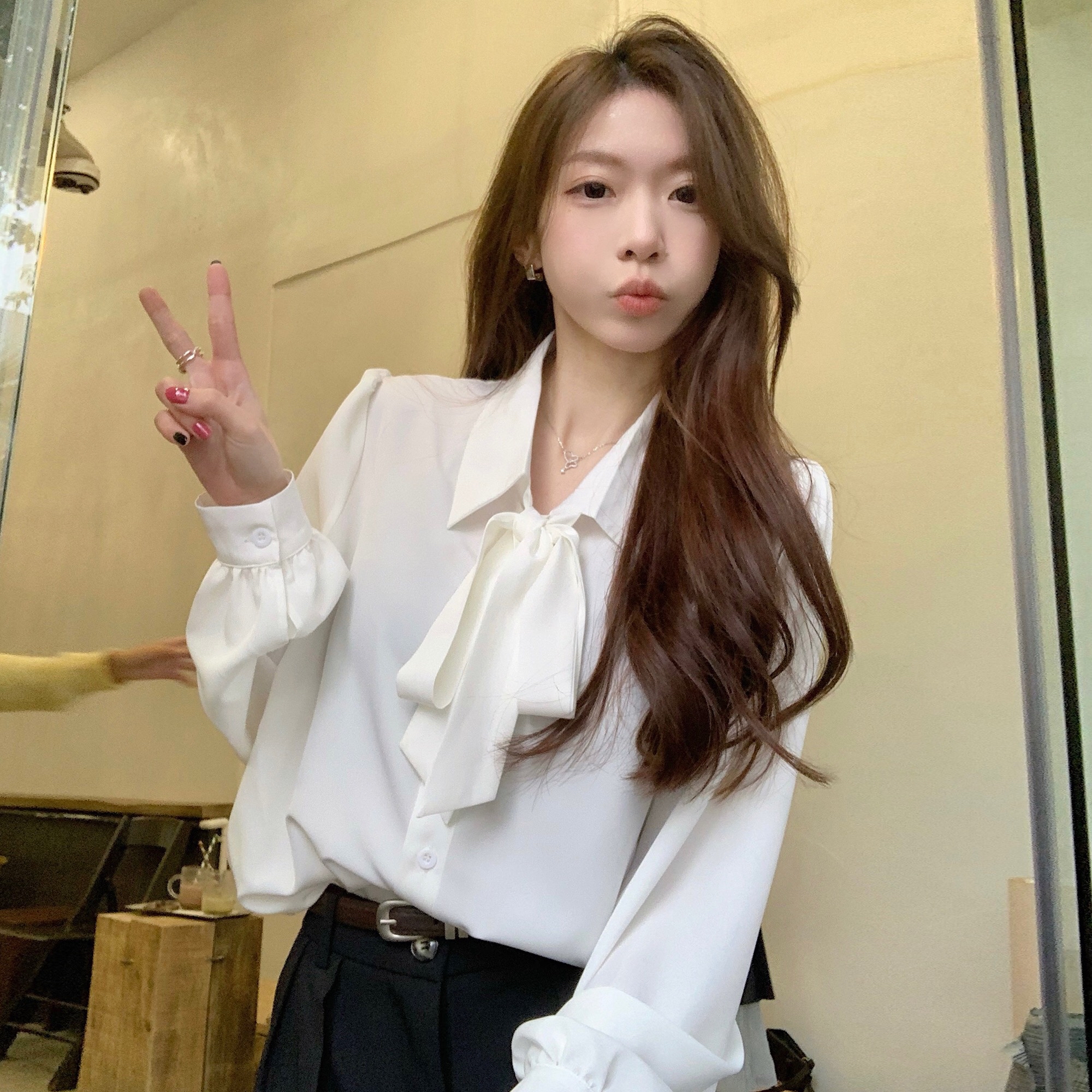 B147(7940) 法式通勤风蝴蝶结翻领灯笼袖黑白衬衫上衣 