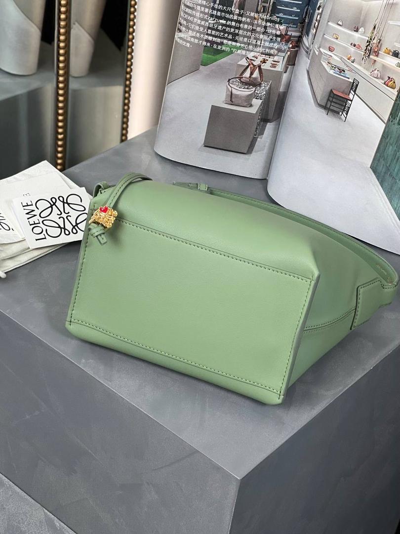 * 小号纳帕牛皮 𝐂𝐮𝐛𝐢 手袋👜 颜色：竹青绿 尺寸：21-17-13cm（中部最宽24cm） 编码：062207 Cubi手袋是一款宽敞的手拎肩包，带有牛皮革底座和柔软的包身。拉链头上的心形骰子五金🎲。肩背或手拿*可调节肩带*拉链封口，牛皮革拉链头*内部插袋*人字纹棉纺布内衬里*Anagram压纹