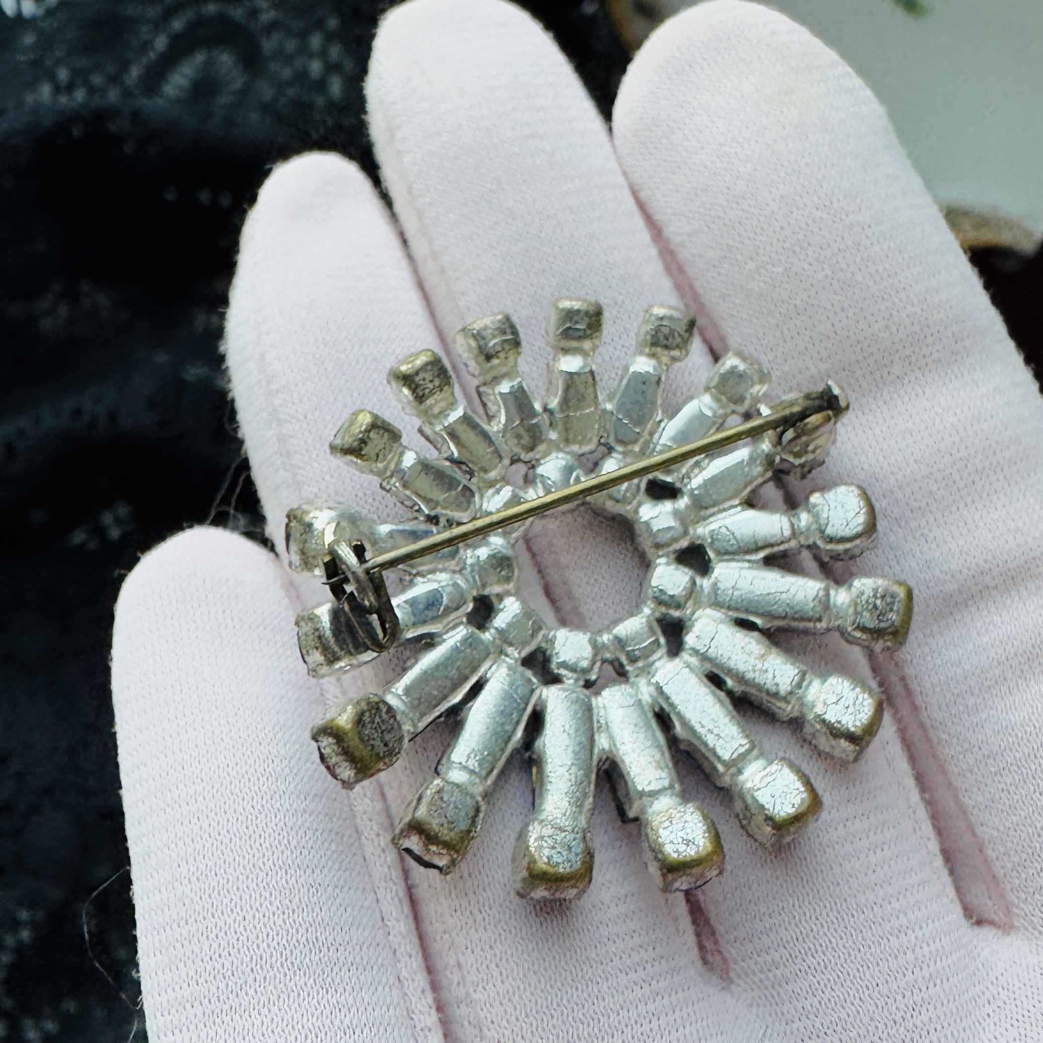 Preview- vintage c.a. 1950s Blue Rhinestone Brooch (B089)