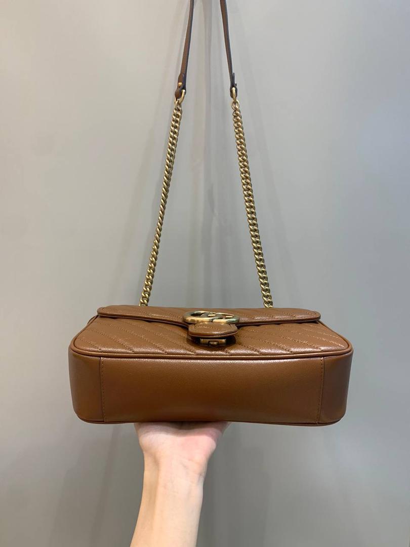 新背景实拍正品级 。经典款金扣焦糖色26cm‼️ 一只可爱的小金棕，终于等来marmont出新色了，而且不是那种让人扎眼的马卡龙色，这次是超级好看的焦糖色，这个颜色秋冬搭配衣服真的是绝了，现在用撞包几率也很低 所以赶紧买‼️ 型号443497；尺寸26/15/7cm