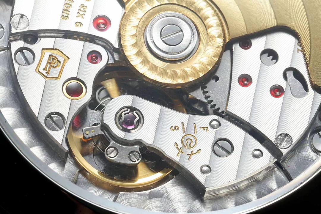 新晋 “钢王”百达翡丽Ref.5726/1A Nautilus系列年历腕表正式上位！😍🌟🤍鹦鹉螺全系列一贯设计的旋窗造型表壳，PPF与正品工艺一致的采用锻纹修饰和抛光工艺处理构成鲜明对比，1:1还原了正品每个细节。盘面深邃蓝色并装饰有水平横纹浮雕图案颜色从中央向四周扩散，星期月份双视窗和日期窗黑字白底辨识度高，24小时显示盘附带月相十分高雅，整体给人的感觉是独特又优雅，是最美的鹦鹉螺之一。背面蓝宝石镜面，搭载PPF独家研发的324S QA LU 24H/303自动一体机械机芯，21K的大金陀让上链效率更高，红宝石轴承日内瓦纹下方的鱼鳞纹精致无比，机芯打磨依旧是业内标杆级别。作为PPF首款年历腕表能正确辨别出大小月，每年只需要在3月1日调节一次日期即可。