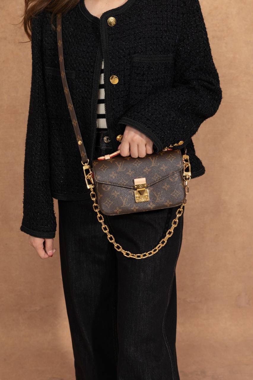 LV小邮差🎀 尺寸 21.5 × 13.5 × 6cm，小小一只很精致～Mini 小邮差设计，经典中带点新鲜感。链条是可以拆的，很灵活： 👉 装链条就变腋下包，复古感满满 👉 老花肩带可以调节，肩背、斜挎都 OK 👉 肩带随你换，怎么搭都好看 👜 包包本身很轻，背久也不会累～里面还有隔层设计，东西好放又整齐，用起来真的很舒服 👍 这一款真的是新款里的黑马，大爆款预定，强烈推荐啦 💕 选LV这只包，日常出门直接帮你加分，怎么背都很有型 😍