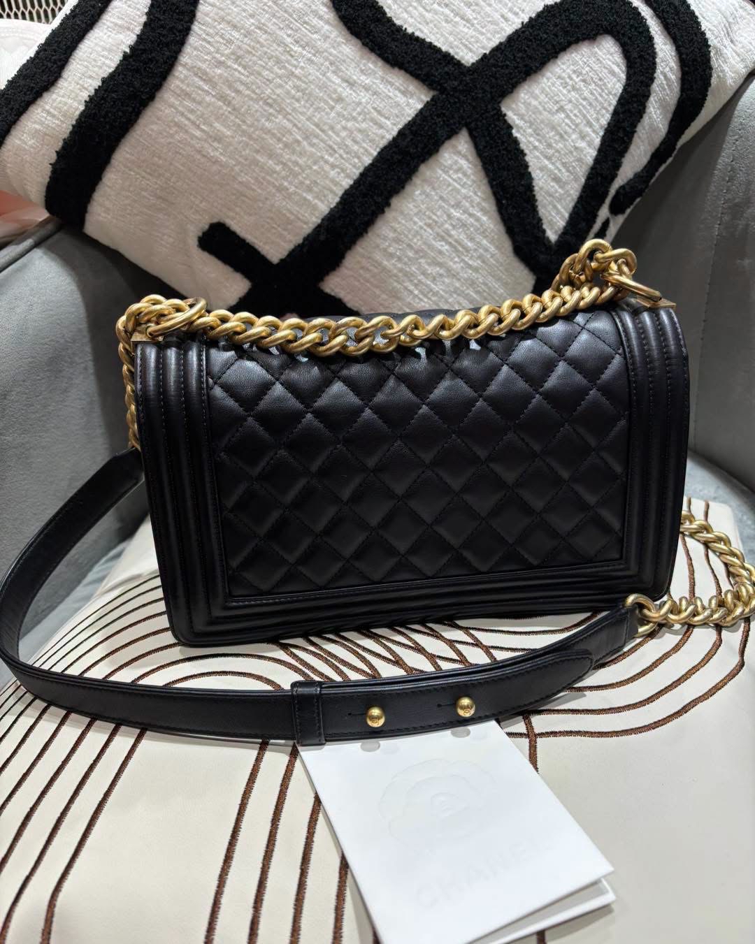 Chanel Boy Chanel 25cm A67086 100%Authentic, 95%New ✅專門店收據✅31Card✅Dust bag