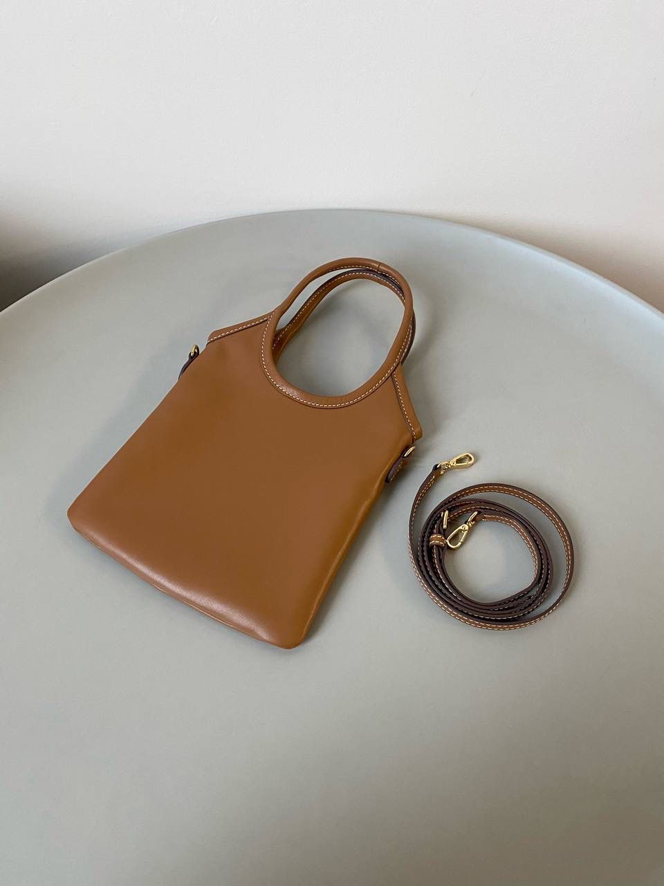 🈶干邑色 𝗠𝗶𝘂𝗠𝗶𝘂托特 缩小版的ivy来噜 真的是除了可爱还是可爱！ 感觉谁背都是萌萌哒hahaha～ 这种siza就不挑身高了，没有局限 还有肩带，除了手拿斜挎也巨好看 容量小包里算不错的了，日常外出足够，能放pro max 20×24cm #F0110m