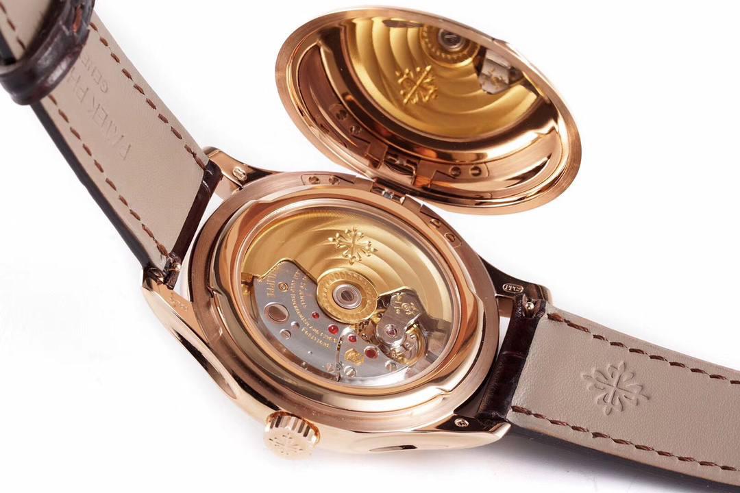 🔥🔥🔥极限复刻——百达翡丽古典系列——5227腕表V3版！【细节升级如下】腕表尺寸39mmX10.2mm ✅升级表壳打磨，使之整体更佳匀称协调，独家还原正品独特的温润质感。 ✅完善防尘盖与壳体的衔接机制，带来和正品一样的开合体验。 ✅刻度和指针，采用最新的贵金属电镀工艺处理，效果更上一层楼。 ✅“锅盖型”微凸蓝宝表镜，版型与正品一致，效果通透，辨时清晰。 ✅采用定制版Cal.324一体机——更薄，长期戴更稳。 ✅表带：经典意大利小牛皮表带，纹路清晰，质感上乘。