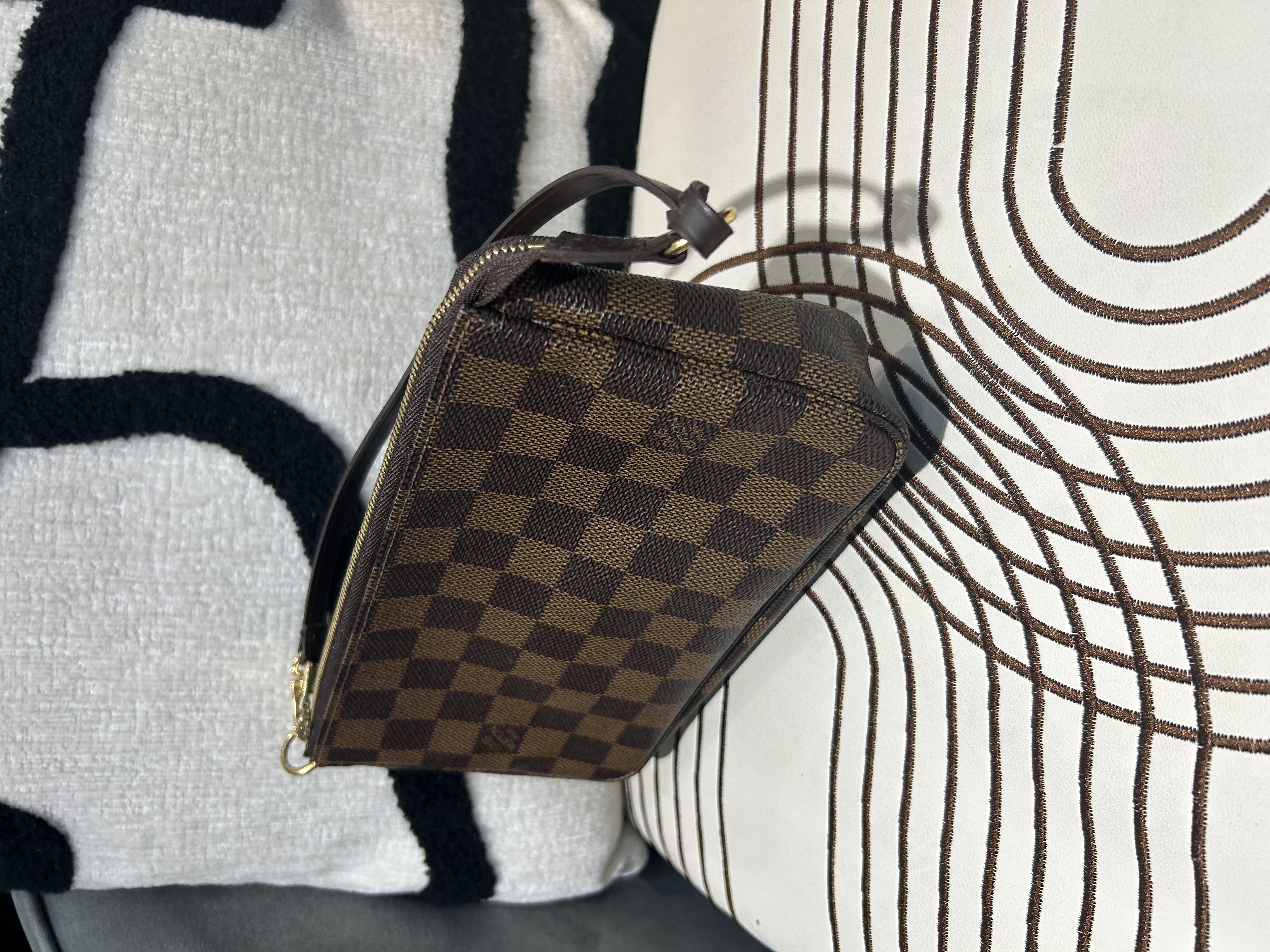 LV Pochette Damier Hobo Bag 100%Authentic, 98%New