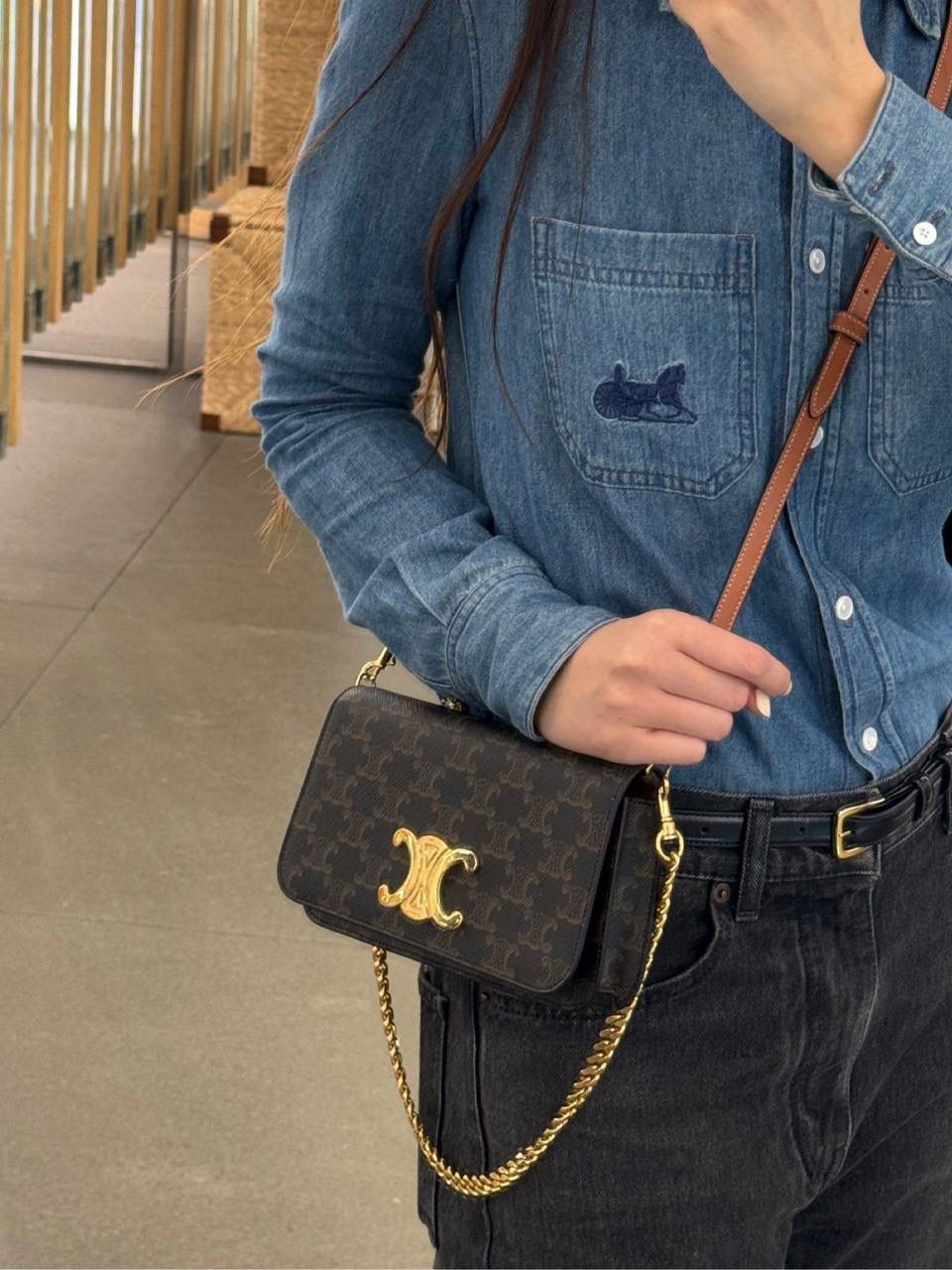 🔥大货实拍图 𝗖𝗘𝗟𝗜𝗡𝗘 ♥️ 𝗠𝘂𝗹𝘁𝗶𝗽𝗼𝗰𝗵𝗲𝘁𝘁𝗲三合一 型号：10L972 尺寸：20.5*11*4cm CELINE也太懂女孩子需要什么了吧～新款包袋有两条肩带哦，斜挎背让你更方便行动自由，腋下背让你更好展示自己的风格！