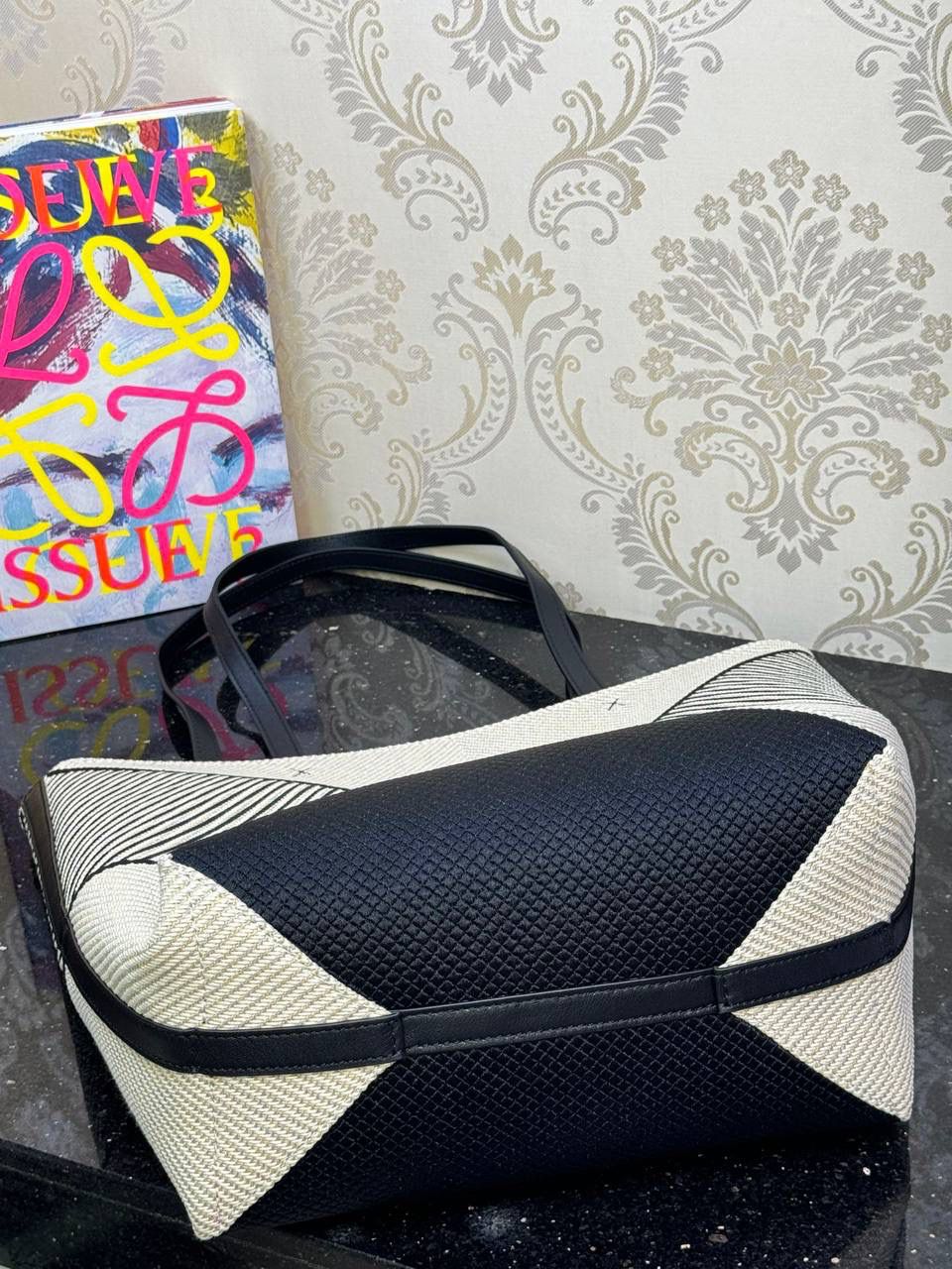 🎈*𝐏𝐮𝐳𝐳𝐥𝐞 𝐅𝐨𝐥𝐝折叠手袋👜*（亚麻刺绣） ——全新【𝗡𝗘𝗪】升级‼️ 延续经典𝙋𝙪𝙯𝙯𝙡𝙚的标志性几何裁剪设计，新晋顶流🅰️𝙋𝙪𝙯𝙯𝙡𝙚 𝙁𝙤𝙡𝙚 𝙏𝙤𝙩𝙚以折纸包为灵感，升级成🉑完全折叠‼️的结构，立体与平面任意切换，出差旅行🧳必备单品。亚麻材质轻且柔软，内鿏特别款烫金❗️ 尺寸：𝟐𝟓.𝟓-𝟏𝟒.𝟓-𝟑𝟏.𝟓cm 款号：052316