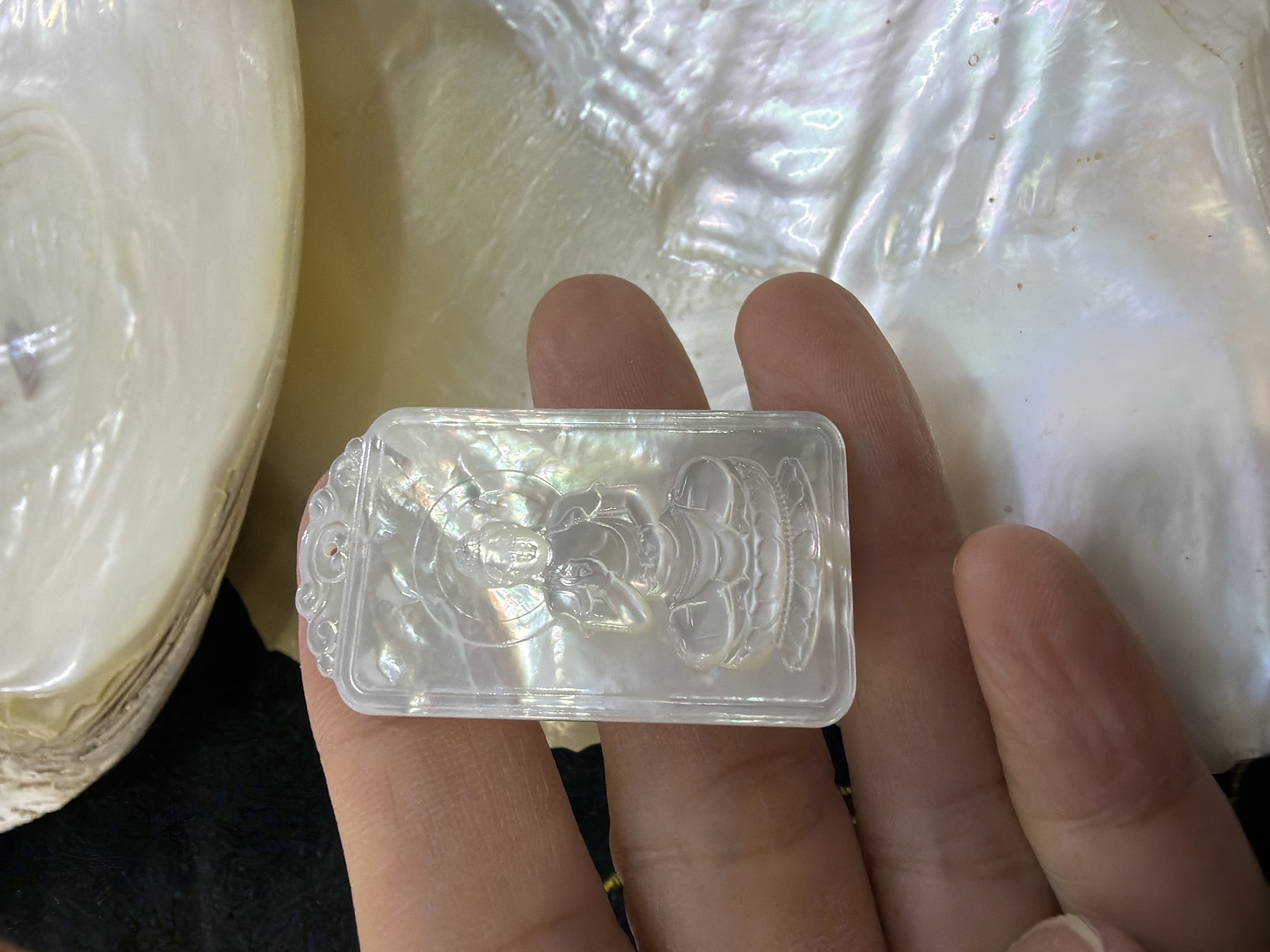 農曆新年巨獻（30%off) 印尼純天然白貝母精雕 #19 屬豬守護 阿彌陀佛4*2.3cm（會加持配頸繩）