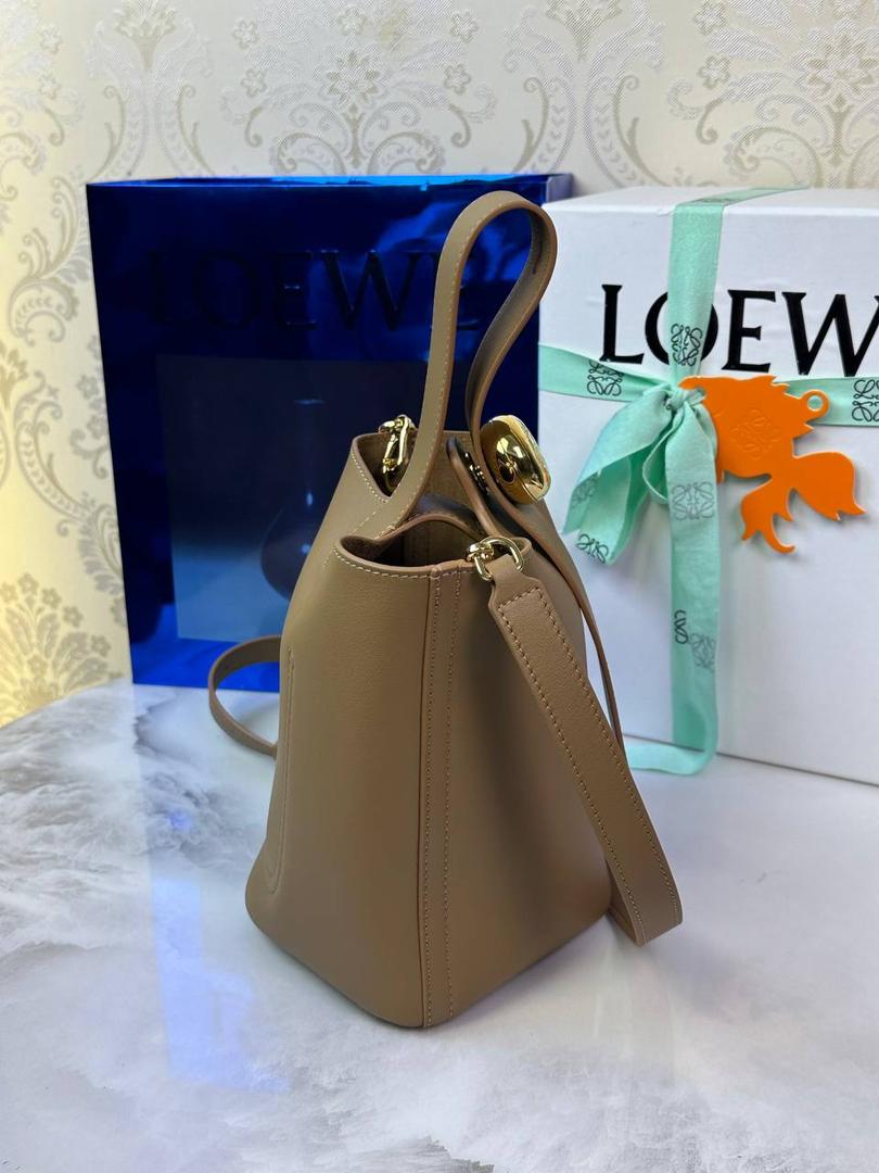 ♥️𝙈𝙞𝙣𝙞 𝙋𝙚𝙗𝙗𝙡𝙚 𝘽𝙪𝙘𝙠𝙚𝙩 ——【橡木棕】 尺寸：𝟏𝟔-𝟏𝟔-𝟗.𝟓𝐜𝐦 编码：062339 【配全套礼盒】 🎈标志性Anagram鹅卵石点缀，配以纯粹简约线条以及瞩目设计风格，诠释全新𝙋𝙚𝙗𝙗𝙡𝙚手袋👜 🎈自带一根🉑拆卸🉑调节的肩带，一包多背，多样化风格，秀场大放异彩😀内里容量超大，日常实用性强👌 🎈配全套专柜礼盒🎁，给你满满的仪式感👀