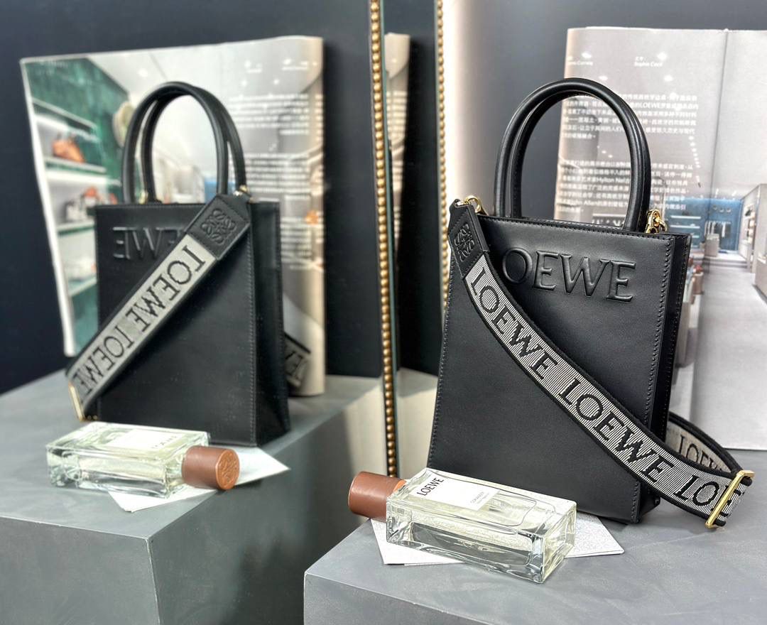 Standard A5 Tote手袋/黑色😍 小号尺寸:21-17-6cm 编码:652307 采用底部信封结构，可通过顶部提手或可拆卸肩带携带，油亮牛皮革制成，正面饰有徽章压纹，内衬人字纹棉纺布衬里。