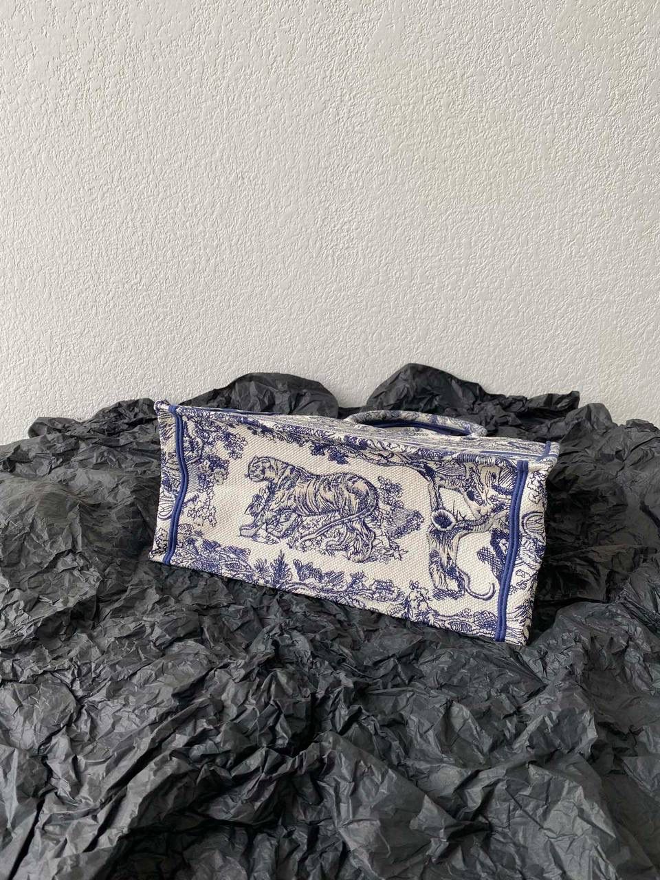 🈶蓝老虎，中号 𝗖𝗗 𝗕𝗼𝗼𝗸 𝘁𝗼𝘁𝗲丛林系列购物袋 全手工立体刺绣 凹凸有致 浓厚的复古艺术气息简直是行走的艺术品 超大容量更是吹爆它 🔥🤩 特别适合想把整个家带出门的姑娘 妈咪袋 公文包 旅行出游好帮手 时髦精凹造型必须拥有 36×27×16cm