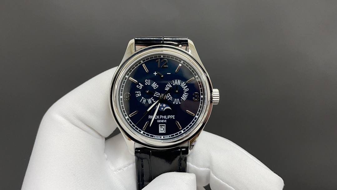 🌐新款到货🌐 百达翡丽最热门款式，PP复杂功能计时系列5146R 5147。功能方面的巧妙构思，外观上的合理布局，以及优越的机芯性能，无一不体现出百达翡丽大师们的独特设计，一件经典的艺术品。 采用39mm表盘直径，高性能Cal.324自动机械机芯，具备年历，日期，月份和月相显示功能，提供了强大的时间衡量功能，表盘设计中心大秒针，是时间易于读取。 相信这样的一款腕表会是很多爱表人士所梦寐以求的，但是就如它水中月的意象一样，可遇而不可求，所以，如果有个机会出现在你面前，那么就好好珍惜吧。