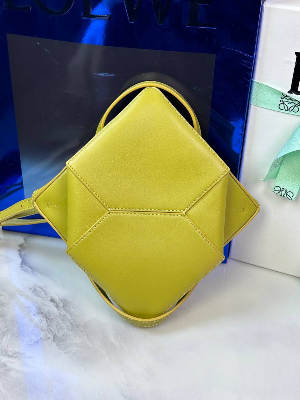 *𝐏𝐮𝐳𝐳𝐥𝐞 𝐅𝐨𝐥𝐝折叠手袋👜* ——全新【𝗡𝗘𝗪】升级‼️ 延续经典𝙋𝙪𝙯𝙯𝙡𝙚的标志性几何裁剪设计，新晋顶流🅰️𝙋𝙪𝙯𝙯𝙡𝙚 𝙁𝙤𝙡𝙚 𝙏𝙤𝙩𝙚以折纸包为灵感，升级成🉑完全折叠‼️的结构，立体与平面任意切换，出差旅行🧳必备单品。小牛皮材质轻且柔软，𝐌𝐢𝐧𝐢尺寸搭配一条可拆卸式肩带，手提，肩背，斜挎多样化背法✨ 尺寸：𝟏𝟔.𝟓-𝟗.𝟓-𝟐𝟎𝐜𝐦 款号：052322