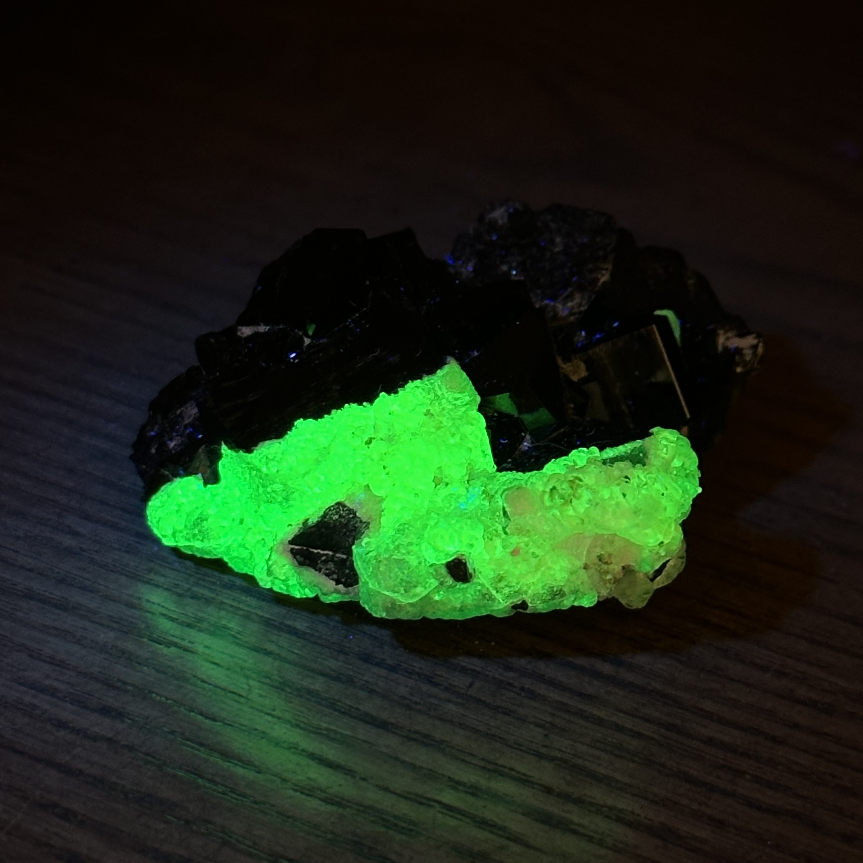 黑碧璽與玉滴石 - Schorl and Hyalite DR115