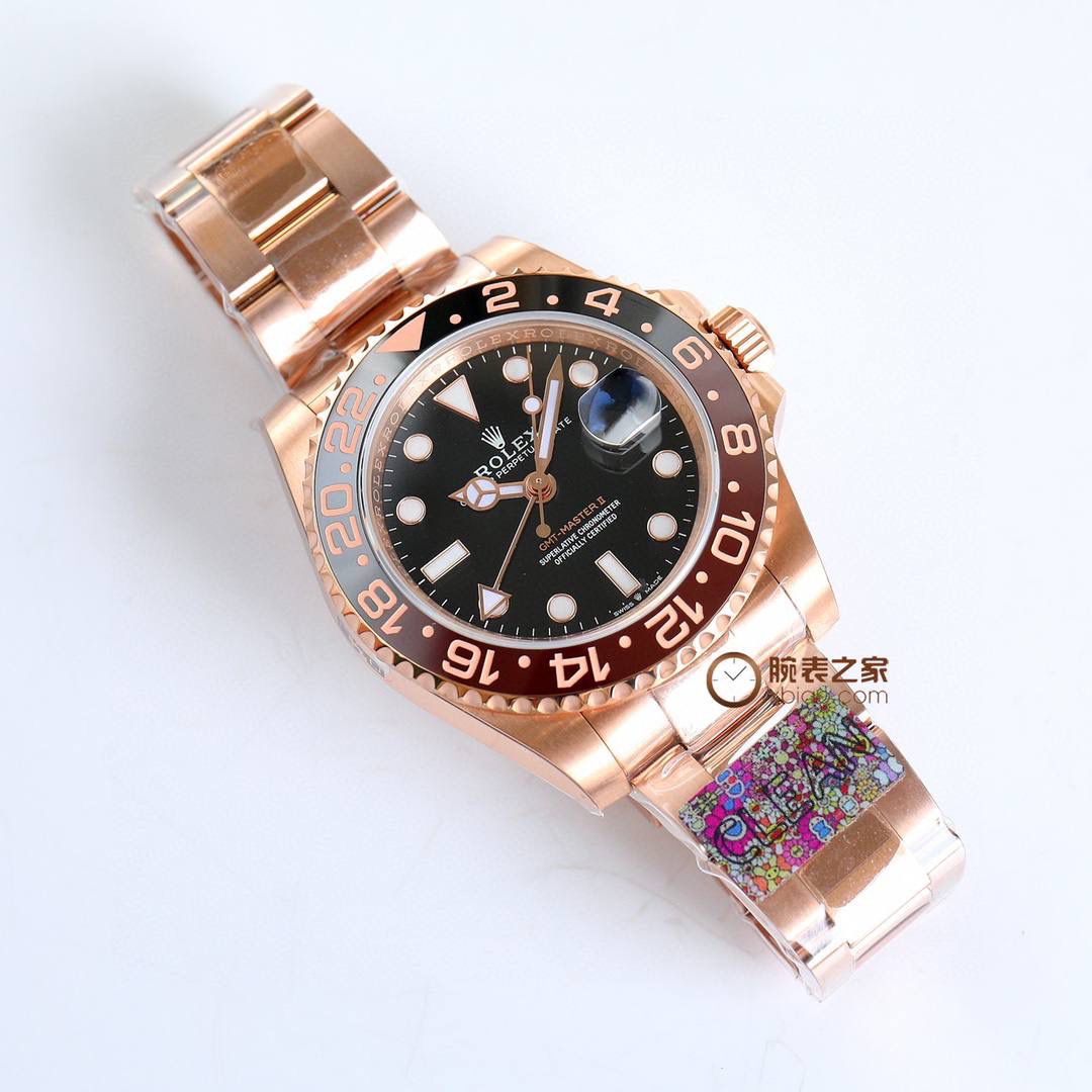 劳力士 ROLEX 超级复刻火爆来袭格林尼治ll 1、机芯3186/3285采用是一体机芯蓝游丝和原版同样通过调试时针快跳调整日历的功能瞬跳，和原版一样的GMT双时区表针在底部时针上面的第二层，由下到上的顺序为：时针-双时区针-分钟-秒钟。 2、指针；升级电镀白金在任何角度都可以看见其光泽感 采用特殊针尖工艺 确保与原装一致夜光粉选用瑞士进口蓝绿夜光填充完美还原夜光效果 3、表盘；原装开模 立体印刷 电镀白金 中心轴下沉 日历下沉 字体大小与颜色同原装完全一致包括条丁四角的打磨 12字位火山口打磨都做到了高度一致 🎮 劳力士 ROLEX 超级复刻火爆来袭格林尼治ll实物拍摄🎬 4、圈口；此款表的灵魂所在 也是本厂花费大量时间与精力的地方 每一次的烧制都是一次进步 本厂圈口一体成型高精密陶瓷圈色差也是必须降到最低 深蓝黑圈/红蓝圈/黑圈/真陶瓷均为白金填充，其颜色目前是最接近原装的 5、日历；新版劳力士日历采用新款勾4，本厂加以借鉴避开市场众多错误版本，日历的字体印刷相当清晰立体，放大十倍依旧清晰立体 无锯齿 6、表壳表带；选用904号钢材铸胚，在反复手工打磨成型，904钢密度小 耐腐蚀性强 防刮耐磨等优点。整体观感显现出低调上又奢侈感！🎮