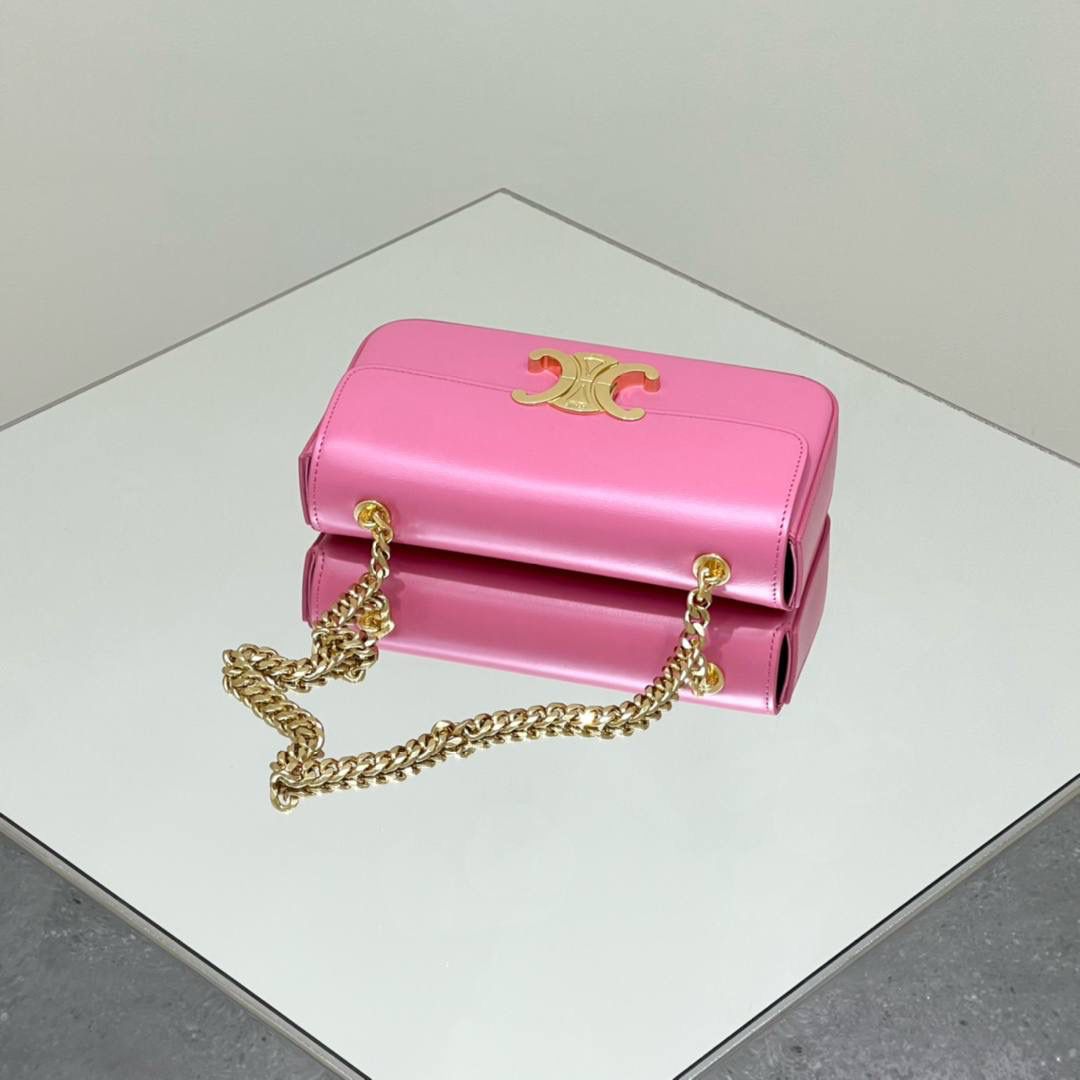 🔥大货实拍图 𝗖𝗘𝗟𝗜𝗡𝗘 ♥ 𝗧𝗥𝗜𝗢𝗠𝗣𝗛𝗘链条腋下包 型号：197993 尺寸：20.5*11.5*4cm