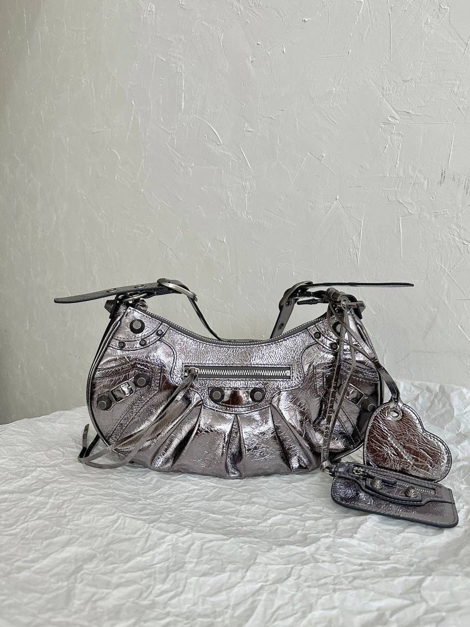 油蜡皮银灰色s/32cm🩶 Le Cagole半月包饺子包机车包 Wuhu！！让我重拾就对机车包的爱 半月弧形的包身，保留了软踏踏的皮料感 还有叮叮咚咚的流苏小钱包挂饰 最最让我欢喜的是多了面♥️小镜子！ 全方位细节拿捏住了～👌🏻 xs小号：26×16×10cm671309m s中号：33×16×8.4cm671307m