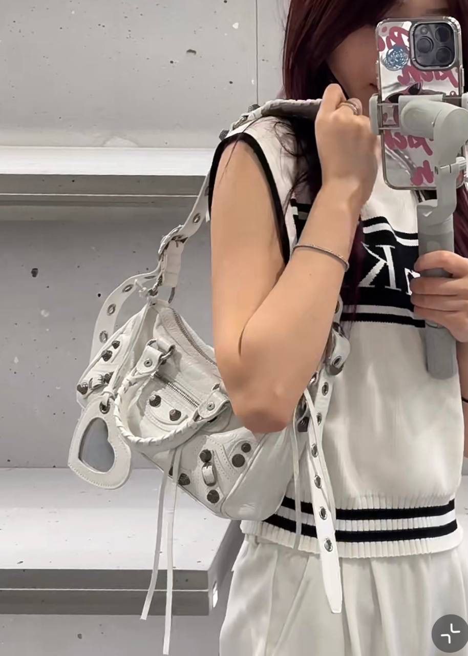 ⏰ ba1enciaga duffle cagole波士顿机车包白色🍚 机车系列壮哉，又出新款咯～ 这只出来也是一眼爱 波士顿的包型真的不要太实用 手拎有腔调，斜挎也不违和 依旧采用原厂意大利VignolaNobile皮料 你们懂的😎 19.8×14×11.9cm743356m