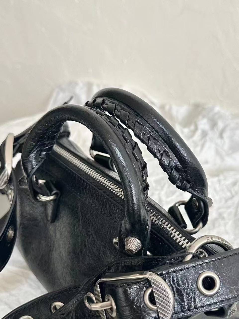 ⏰ ba1enciaga duffle cagole波士顿机车包黑色🖤 机车系列壮哉，又出新款咯～ 这只出来也是一眼爱 波士顿的包型真的不要太实用 手拎有腔调，斜挎也不违和 依旧采用原厂意大利VignolaNobile皮料 你们懂的😎 19.8×14×11.9cm743356m