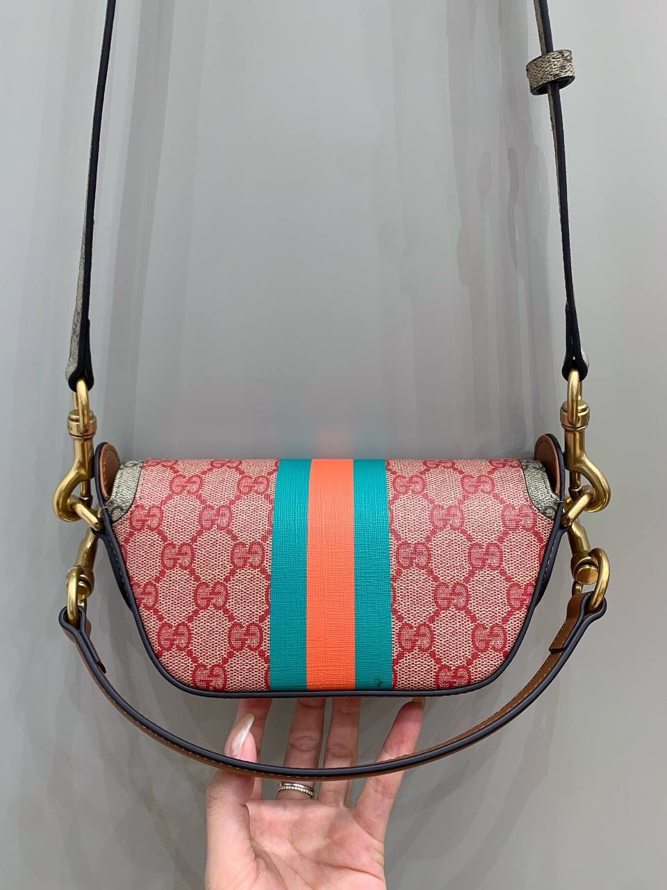 新背景实拍正品级 。👜🔥 夏日多巴胺，我的快乐又回来了！ 整个元素真的是妥妥的中国风， 中国限定款，看这元素就被折服了， 能把多巴胺这么玩的也只有品牌爸爸了， 搭配衣服非常出片， 彩色元素一直都是拍照的最搭神器， 有了它的衬托，图片都是非常出彩！ 型号723762 尺寸18/10/4.5cm