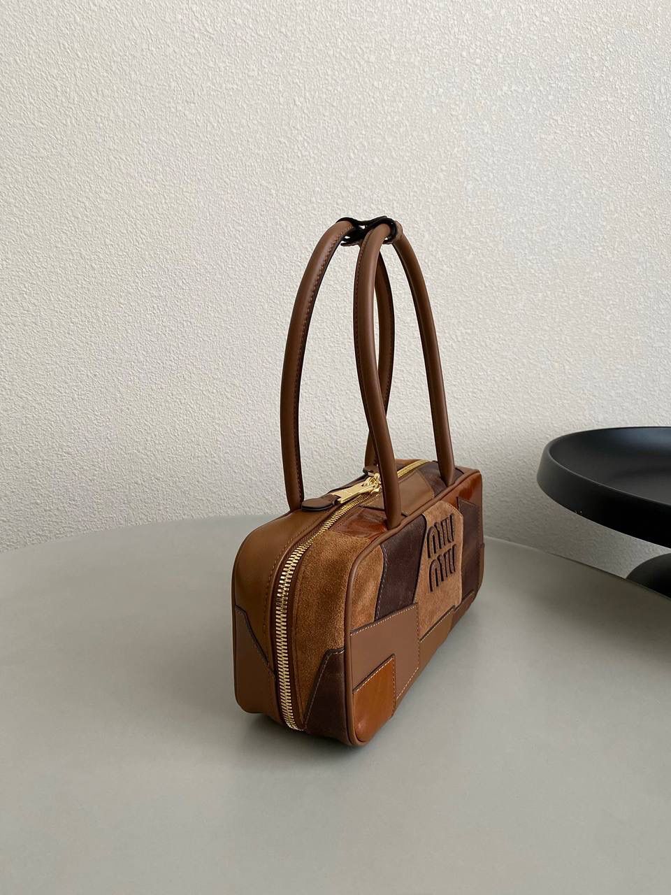 🈶拼接色 𝗠𝗶𝘂𝗠𝗶𝘂保龄球，大爆款 这只大火啊！超有腔调的一款 简约精致的设计真的好耐看 不同色系拼接有点流浪感又透着高级 色彩搭配温暖而富有层次 把美拉德复古风拿捏的很到位 整体造型非常慵懒有个性，保证了舒适性和实用性的同时还兼顾了美观性 时尚，非它莫属了！ 27×12×9cm #F0011m