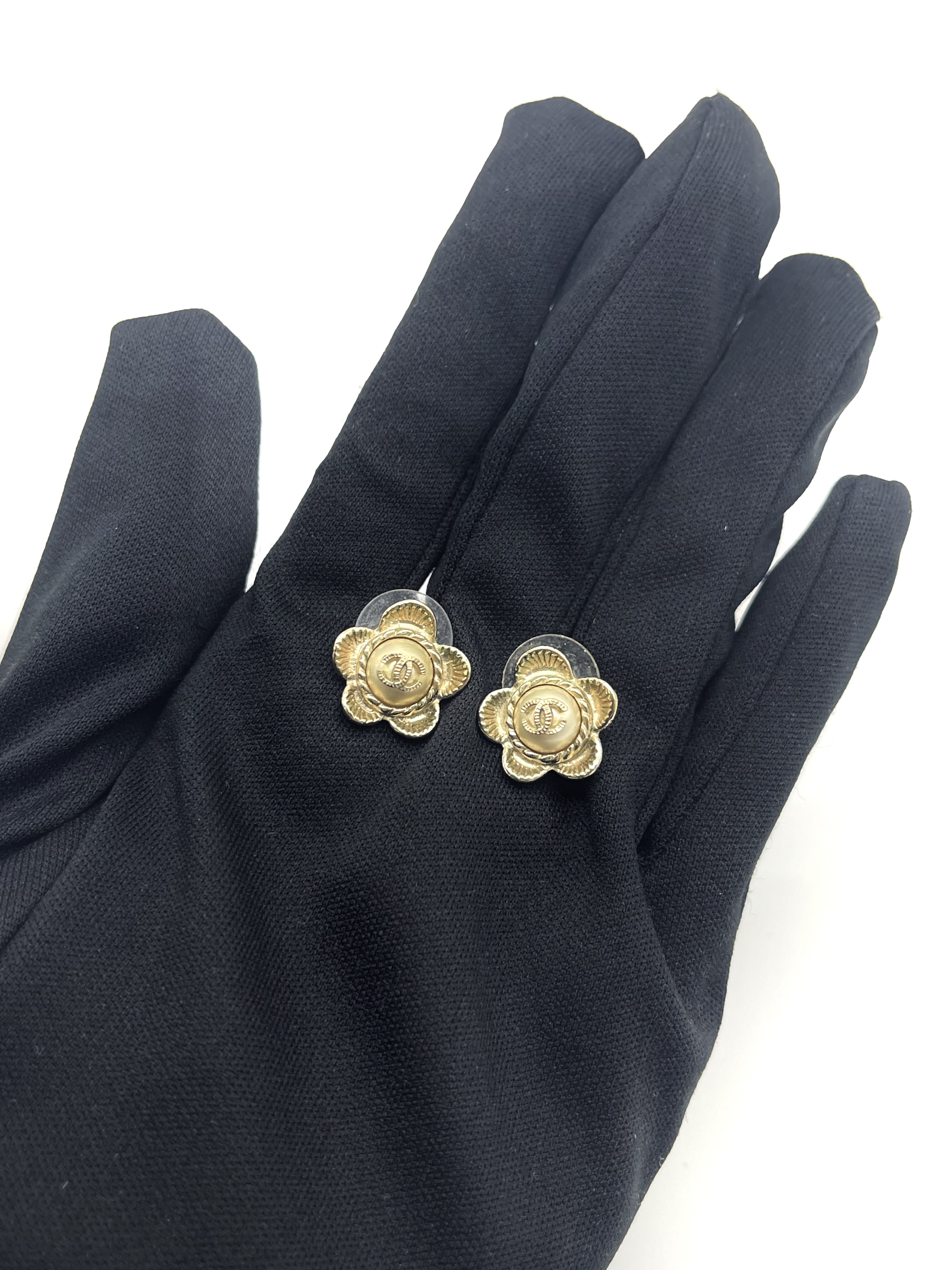 Pre-owned Chanel CC Camellia Earrings / Product Code: 26050619