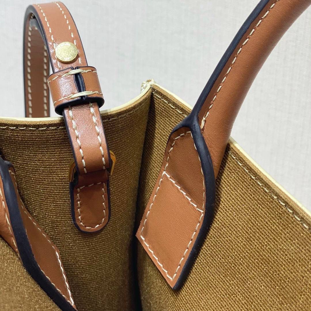 🔥大货实拍图 𝗖𝗘𝗟𝗜𝗡𝗘 ♥ 𝗧𝗥𝗜𝗢𝗠𝗣𝗛𝗘 𝗖𝗔𝗕𝗔𝗦 𝗧𝗢𝗧𝗘 今年新出的白老花真的击中我💘这是什么温柔美貌的配色啊啊啊！老花也可以满满的清新春夏感🏝 型号：194372 尺寸：17*21*4cm