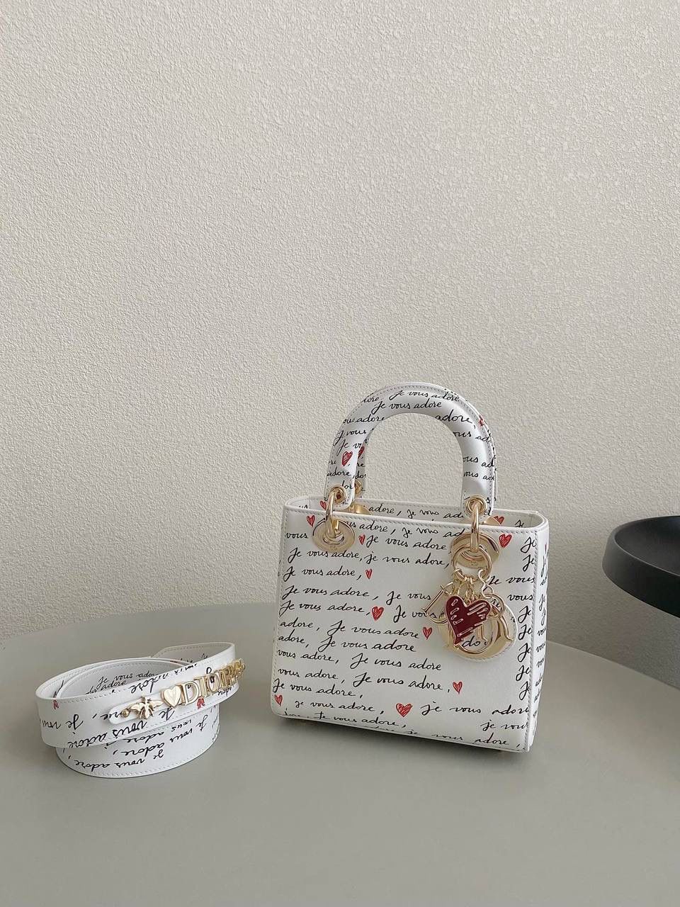 🈶爱心白 𝗗𝗜𝗢𝗥 𝗟𝗮𝗱𝘆四格 七夕限定，更是每一天的爱意限定 情书💌款这种淡淡的色调好梦幻 从印花到纯色都散发着治愈的气息 刻印的纹理感，伸手可触 连绵不断的法语我爱你'点缀着爱心❤️ 是写满了法式浪漫的包包呀！ 请拥有，这独一份的爱意 20×17×8cm #4123m