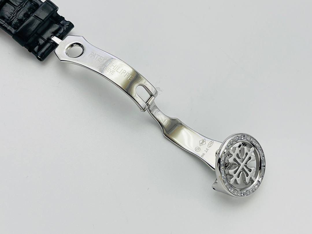 V4升级版 市场最高版本 功能跟正品一样 百达.翡丽星空升级终极版！升级细节： 1⃣️做到了跟正品满天星自动转的功能！ 2⃣️升级日历的排法和正品一样的顺序！ 3⃣️直径42毫米，厚度11毫米！ 4⃣️最大亮点：百达.翡丽星空里的月亮会根据天空上的月亮变化而变化！根据天空上的月圆月缺搬（初一月弯弯初十五月圆）到手表上了！