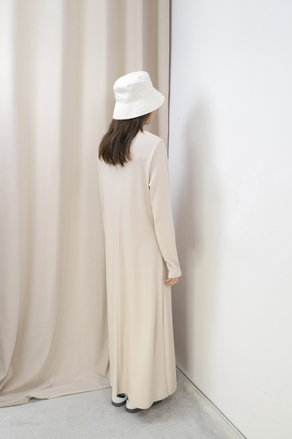 柔軟針織長版連身裙（杏色）