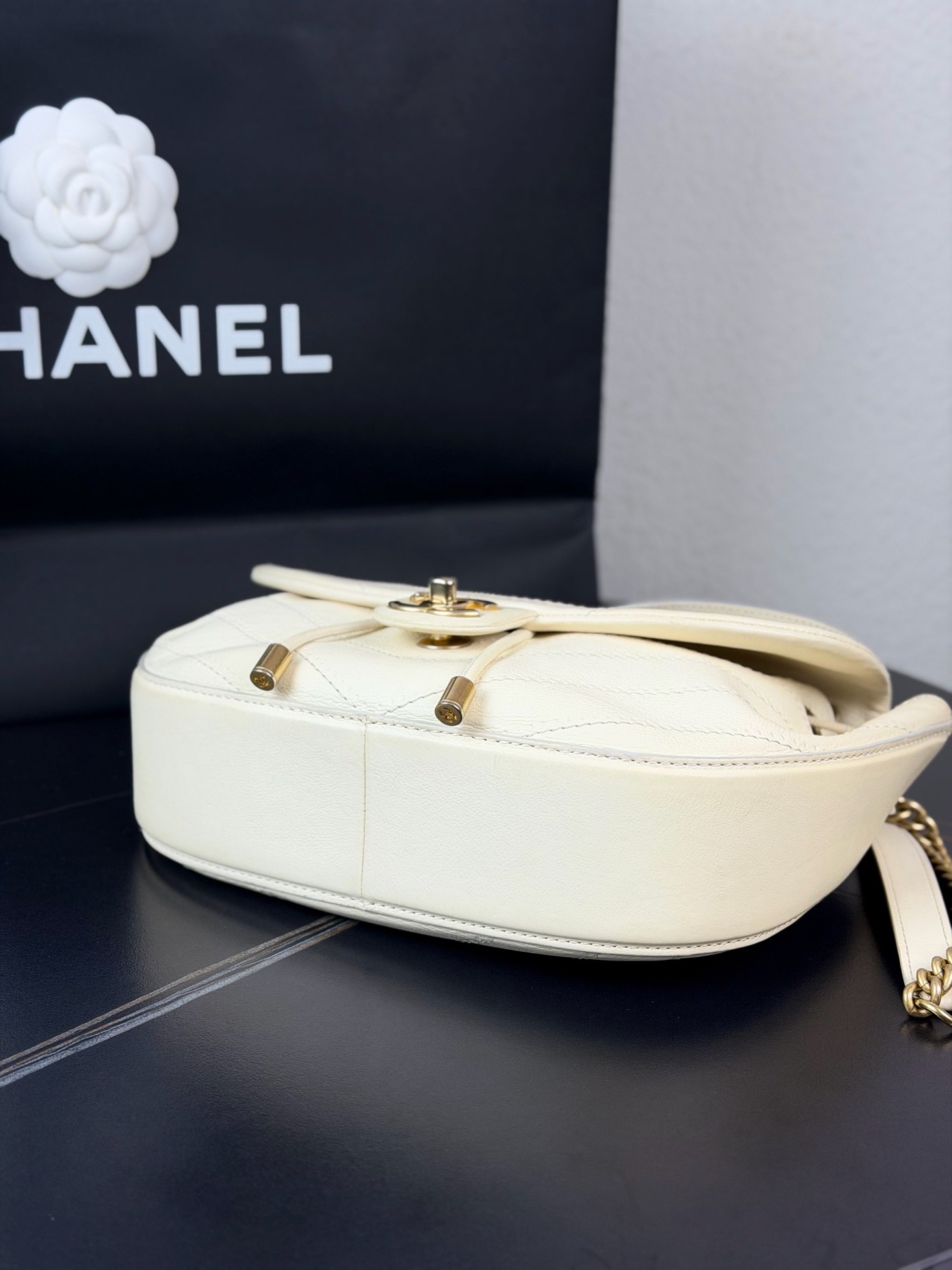 【預訂貨品】CHANEL 米白色金扣半月包👜25開